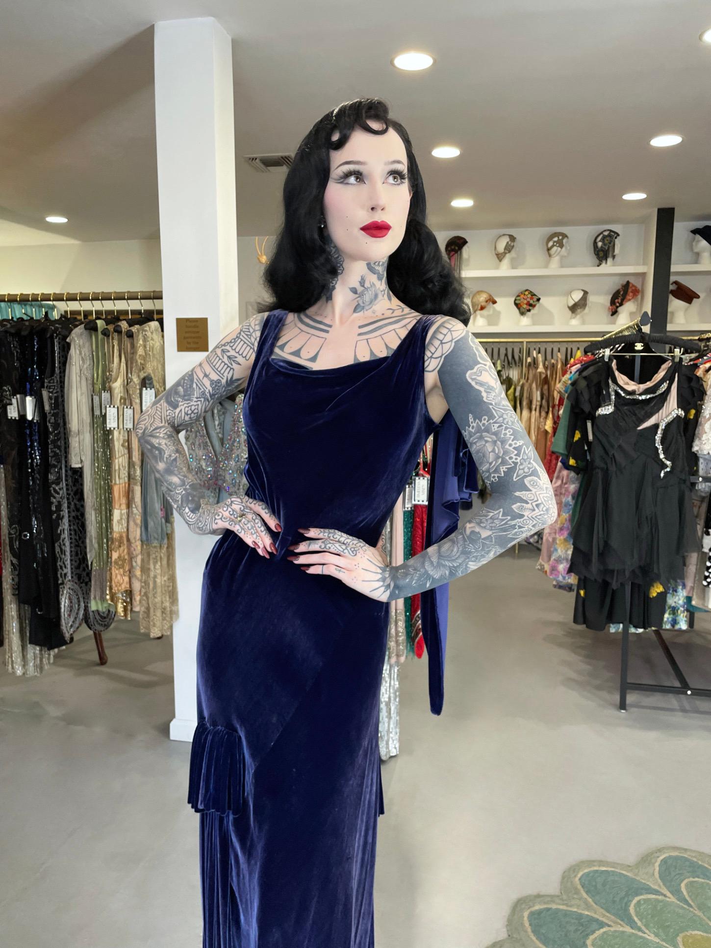 Robe asymétrique haute couture Molyneux des années 1930 en velours de soie bleu saphir coupée en biais en vente 12