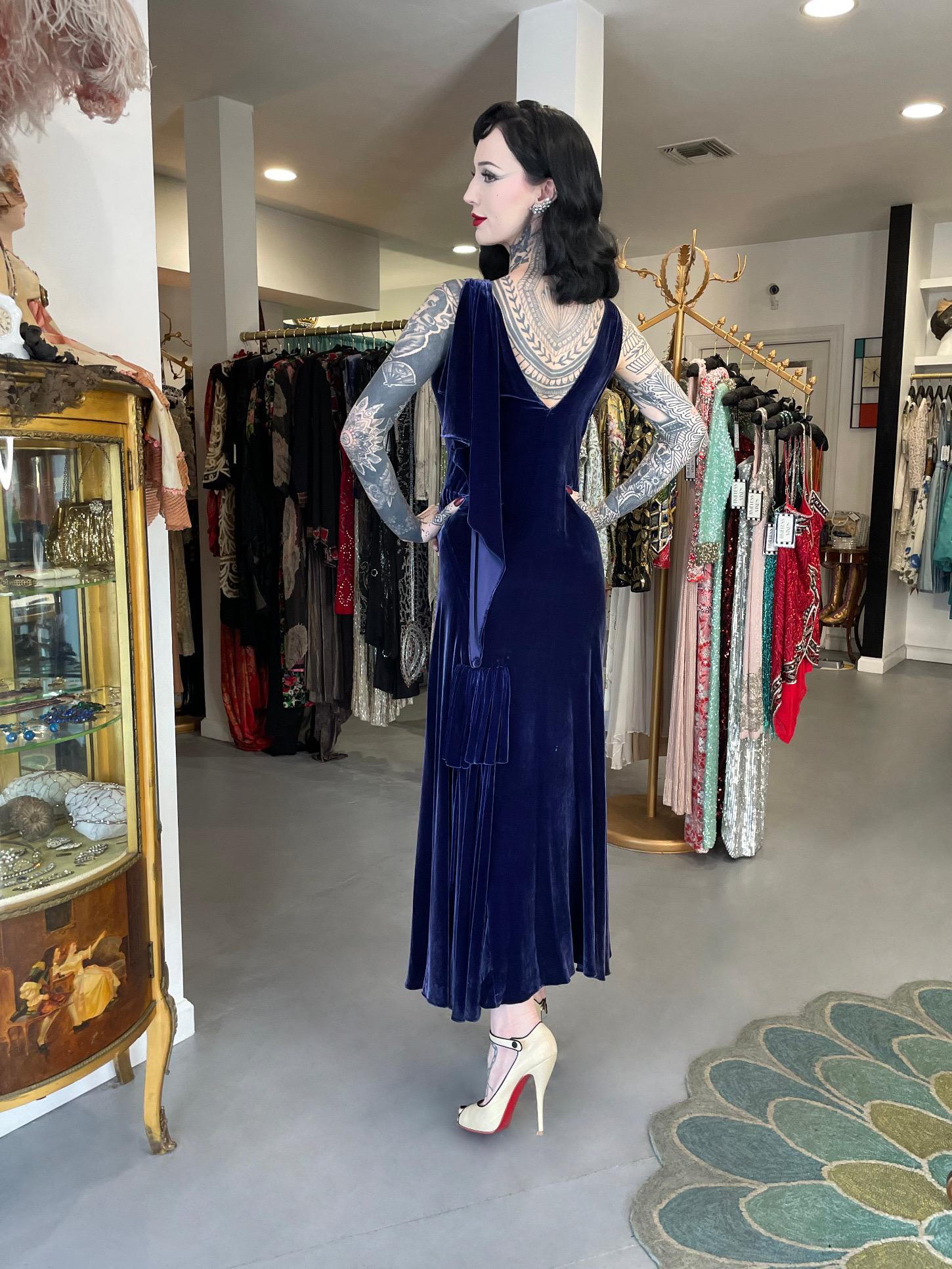 Robe asymétrique haute couture Molyneux des années 1930 en velours de soie bleu saphir coupée en biais en vente 13