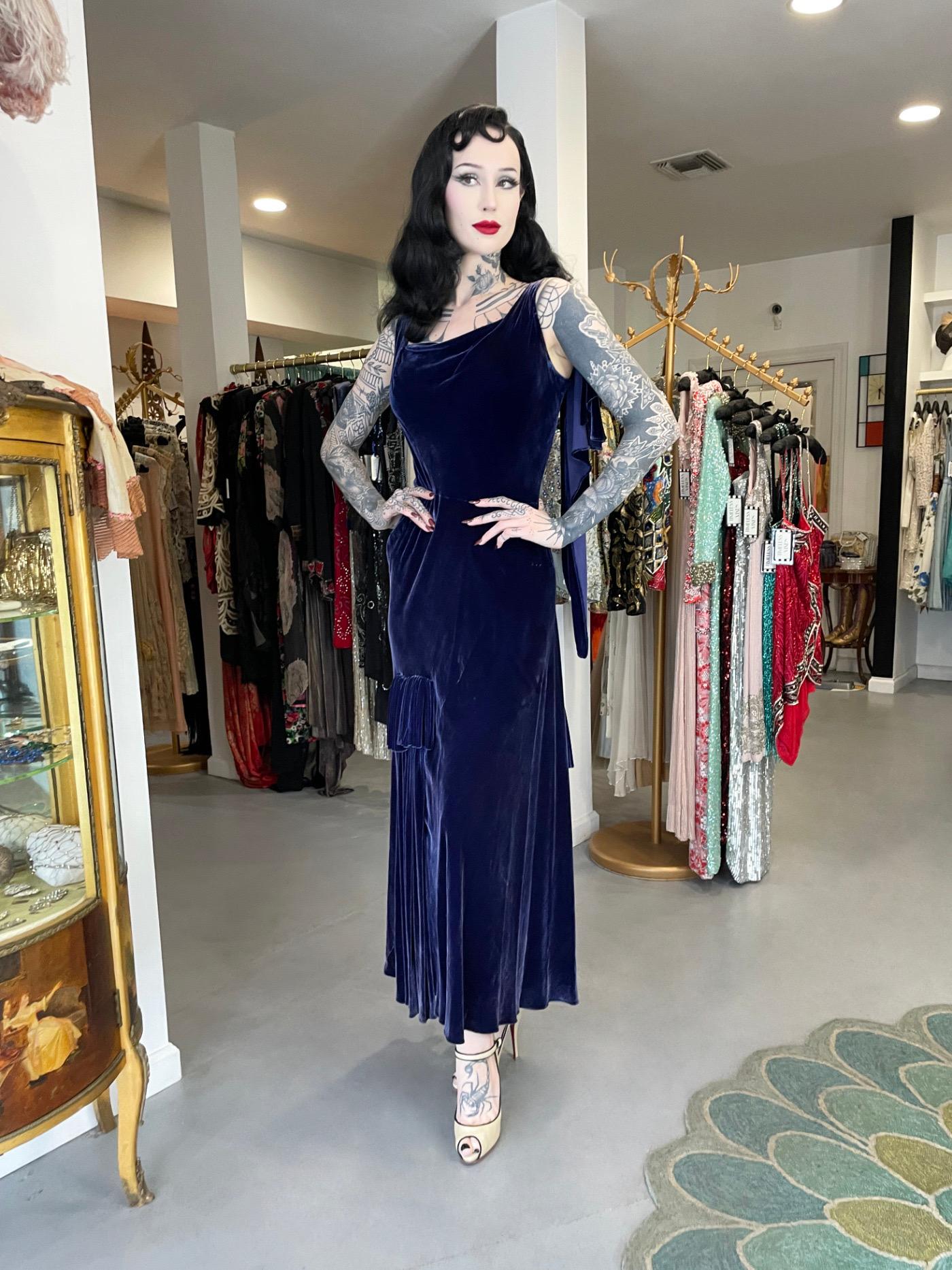 Une robe de velours de soie bleu saphir luxueuse, coupée en biais, incroyablement rare et absolument magnifique d'Edward Molyneux, datant de sa collection haute couture automne/hiver 1929-30. Après avoir travaillé un temps pour la styliste
