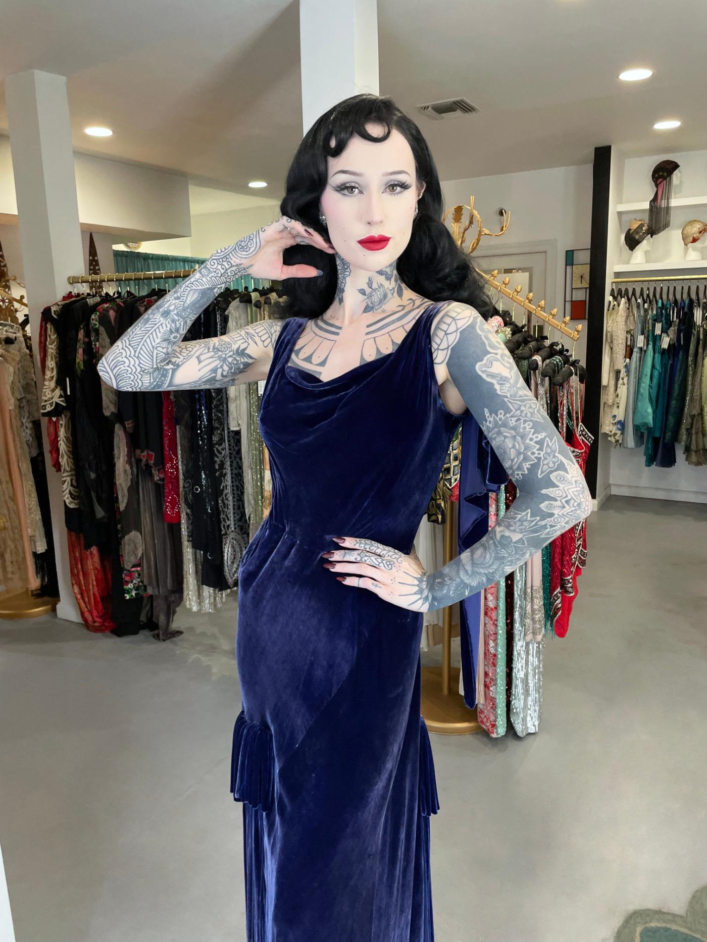 Bleu Robe asymétrique haute couture Molyneux des années 1930 en velours de soie bleu saphir coupée en biais en vente