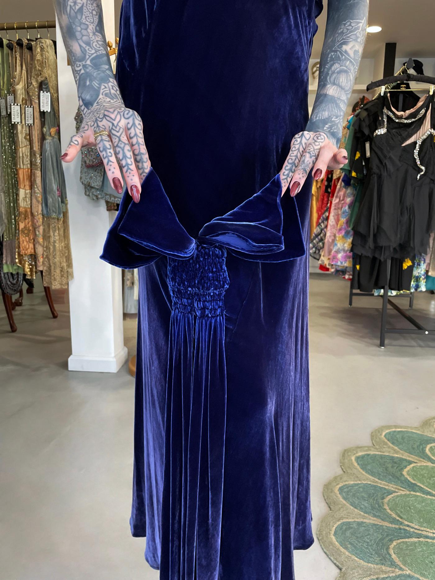 Robe asymétrique haute couture Molyneux des années 1930 en velours de soie bleu saphir coupée en biais Bon état - En vente à Beverly Hills, CA
