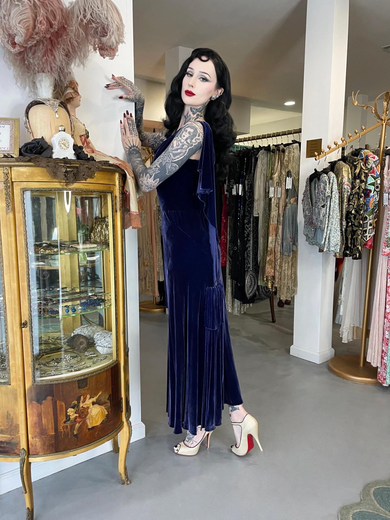 Robe asymétrique haute couture Molyneux des années 1930 en velours de soie bleu saphir coupée en biais Pour femmes en vente