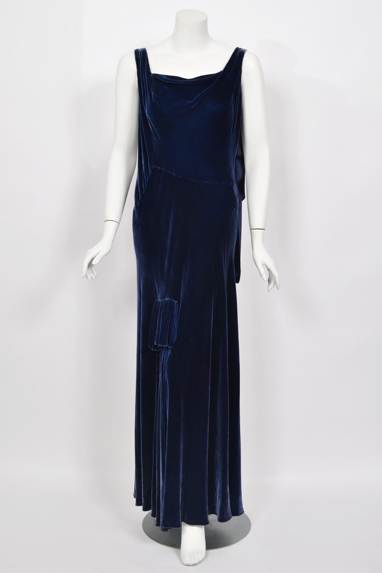Robe asymétrique haute couture Molyneux des années 1930 en velours de soie bleu saphir coupée en biais en vente 2