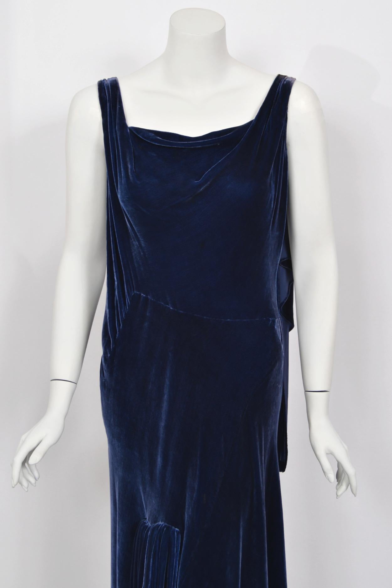 Robe asymétrique haute couture Molyneux des années 1930 en velours de soie bleu saphir coupée en biais en vente 3