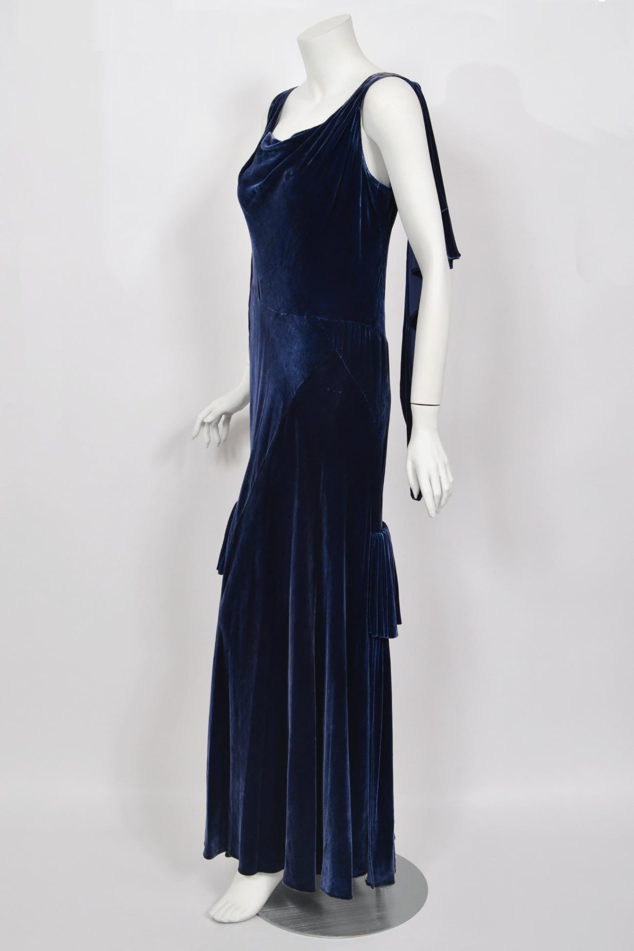 Robe asymétrique haute couture Molyneux des années 1930 en velours de soie bleu saphir coupée en biais en vente 4