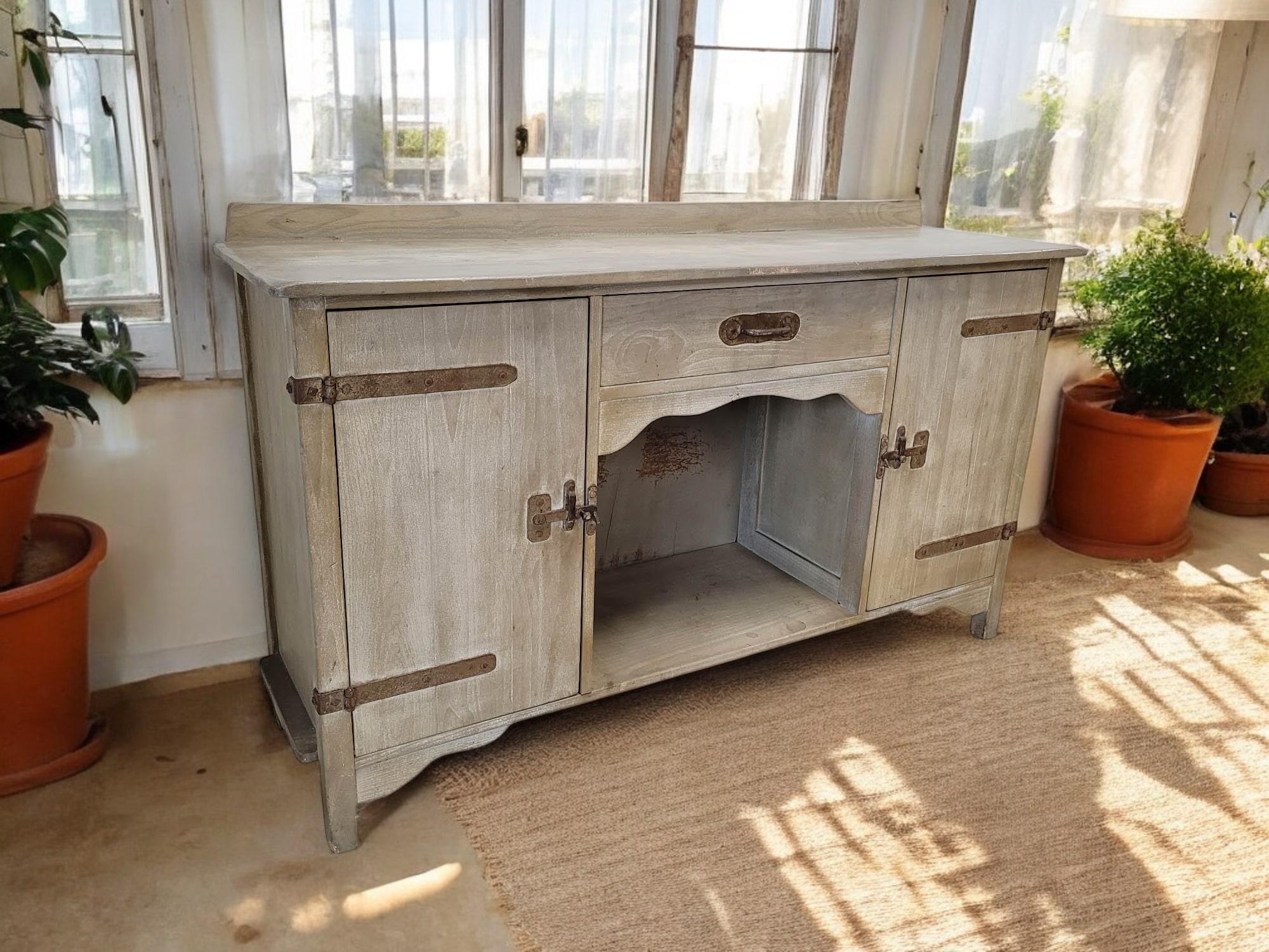 An antique Monterey sideboard/credenza from the early 1930s crafted by Mason Manufacturing of California.
This sideboard showcases a Straw Ivory hue that encapsulates the charm of its era. This classic color choice seamlessly integrates into a