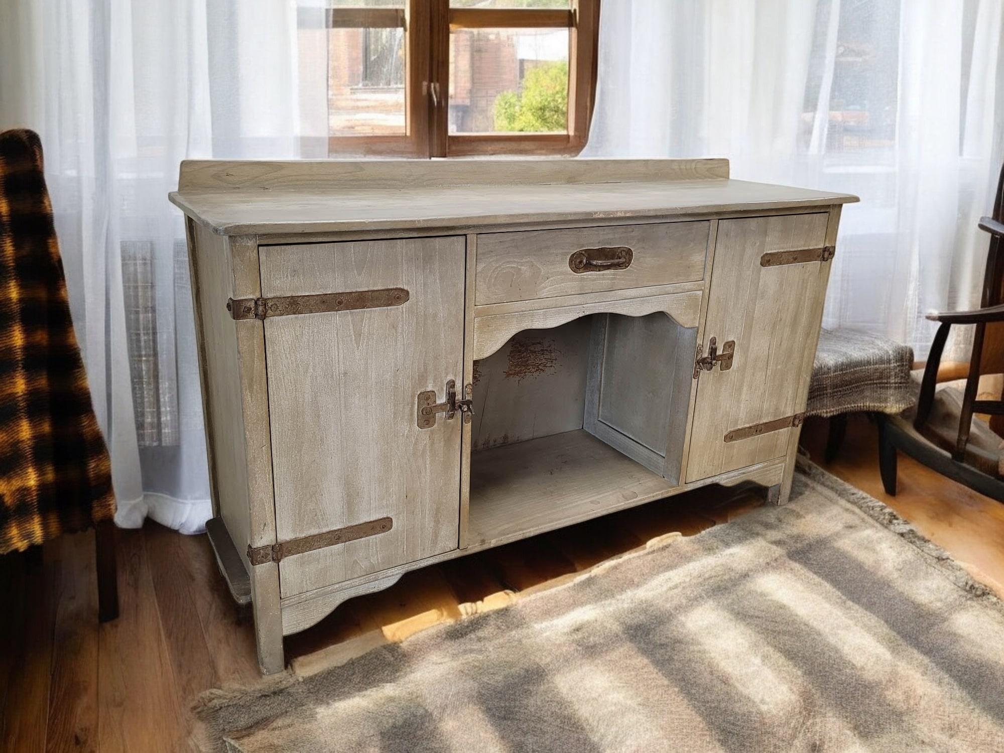 1930s Monterey Credenza in Straw Ivory In Good Condition For Sale In North Palm Beach, FL