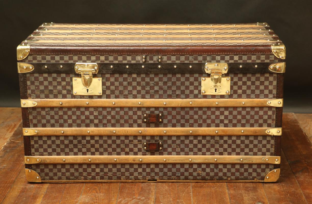Malle Moynat checkerboard very good original condition

Angles leather

Brass jewelry

Checkered canvas.

This large mail box is perfect for decoration

1 handle on the right was formerly replaced

size:
Length: 100 cm
Height: 55