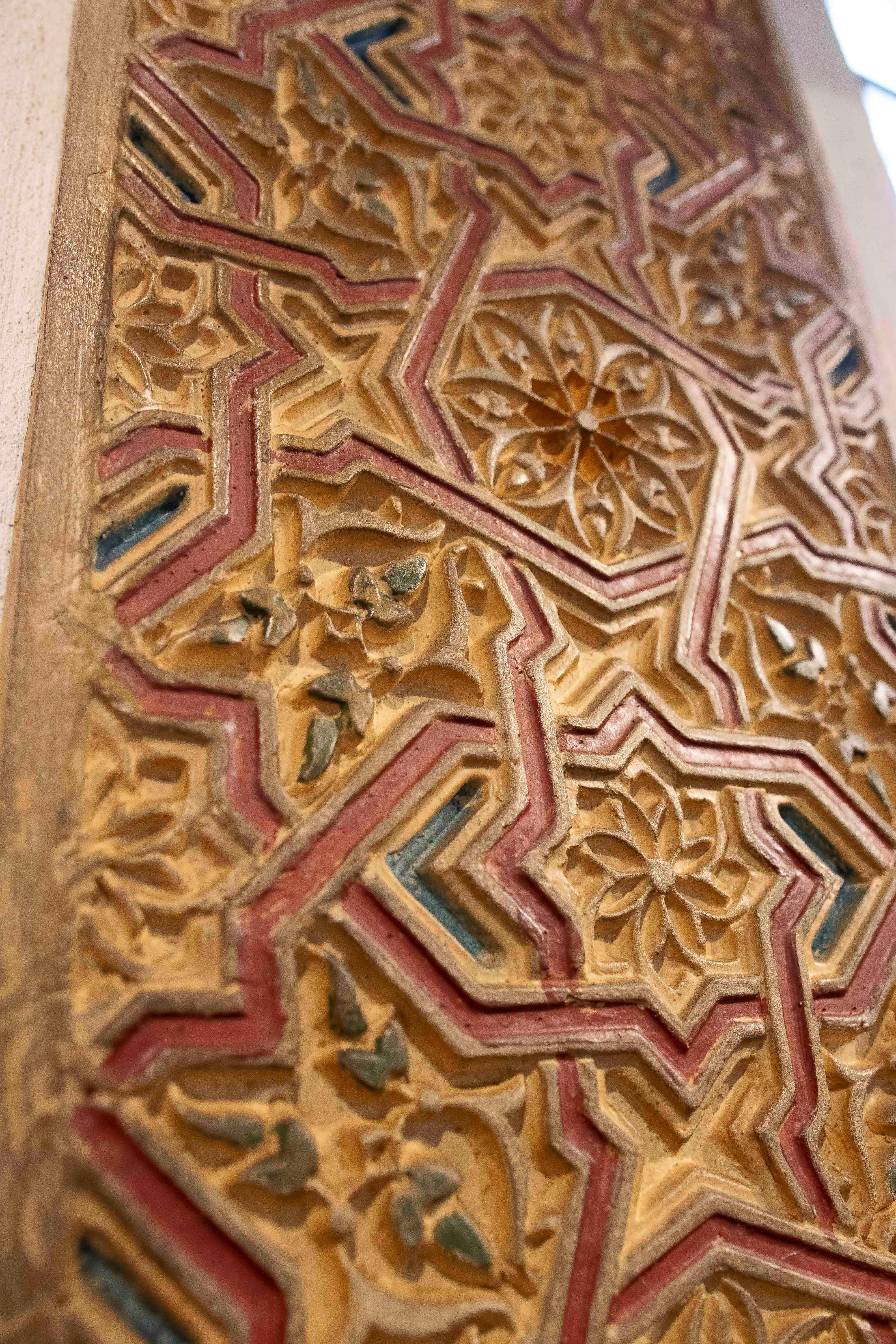 Panel decorativo de inspiración mudéjar de los años 30 en estuco policromado en venta 4