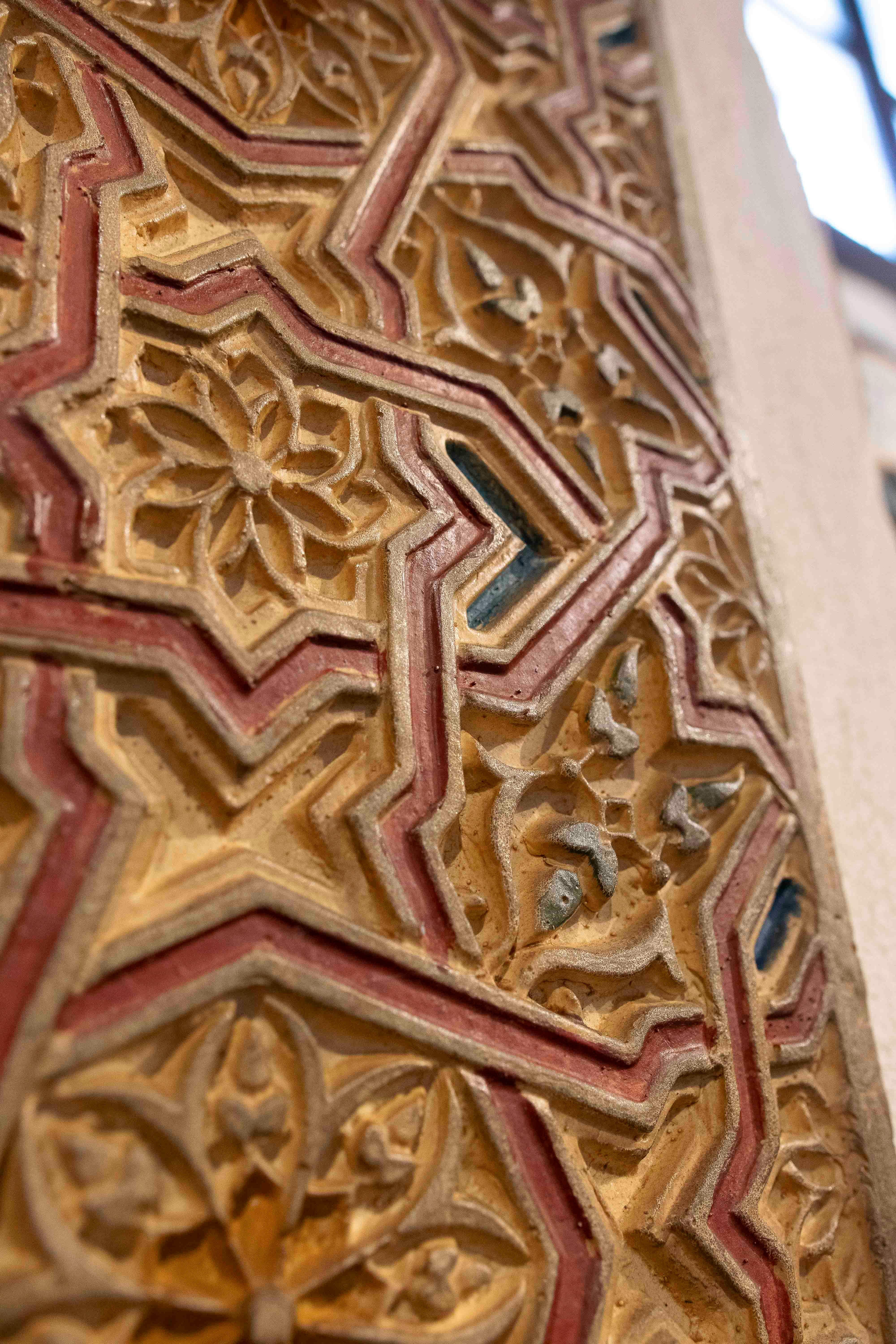 Panel decorativo de inspiración mudéjar de los años 30 en estuco policromado en venta 5