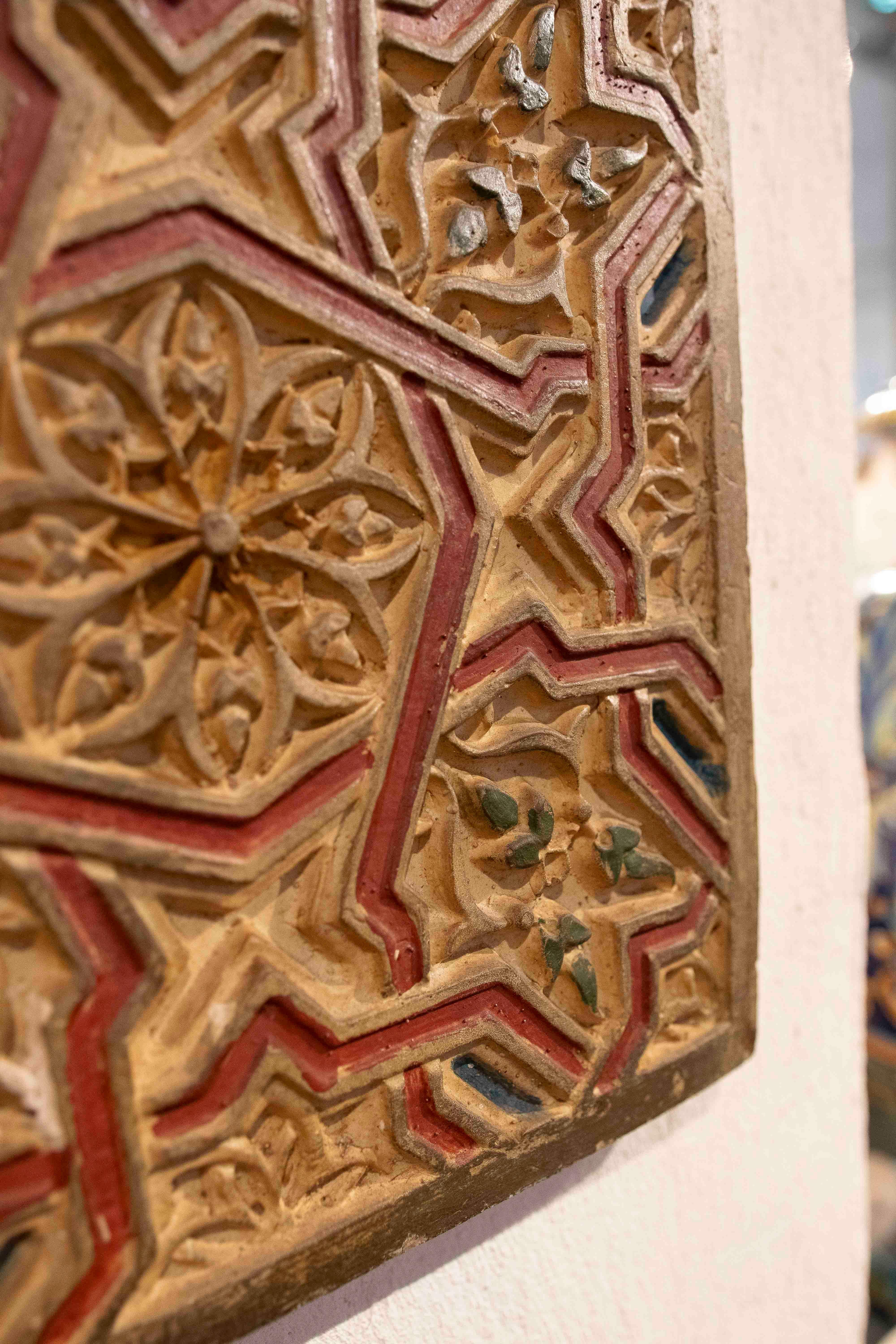 Panel decorativo de inspiración mudéjar de los años 30 en estuco policromado en venta 6