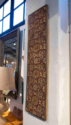 1930er Jahre Mudéjar-inspirierte Carved Decor-Platte aus polychromem Stuck