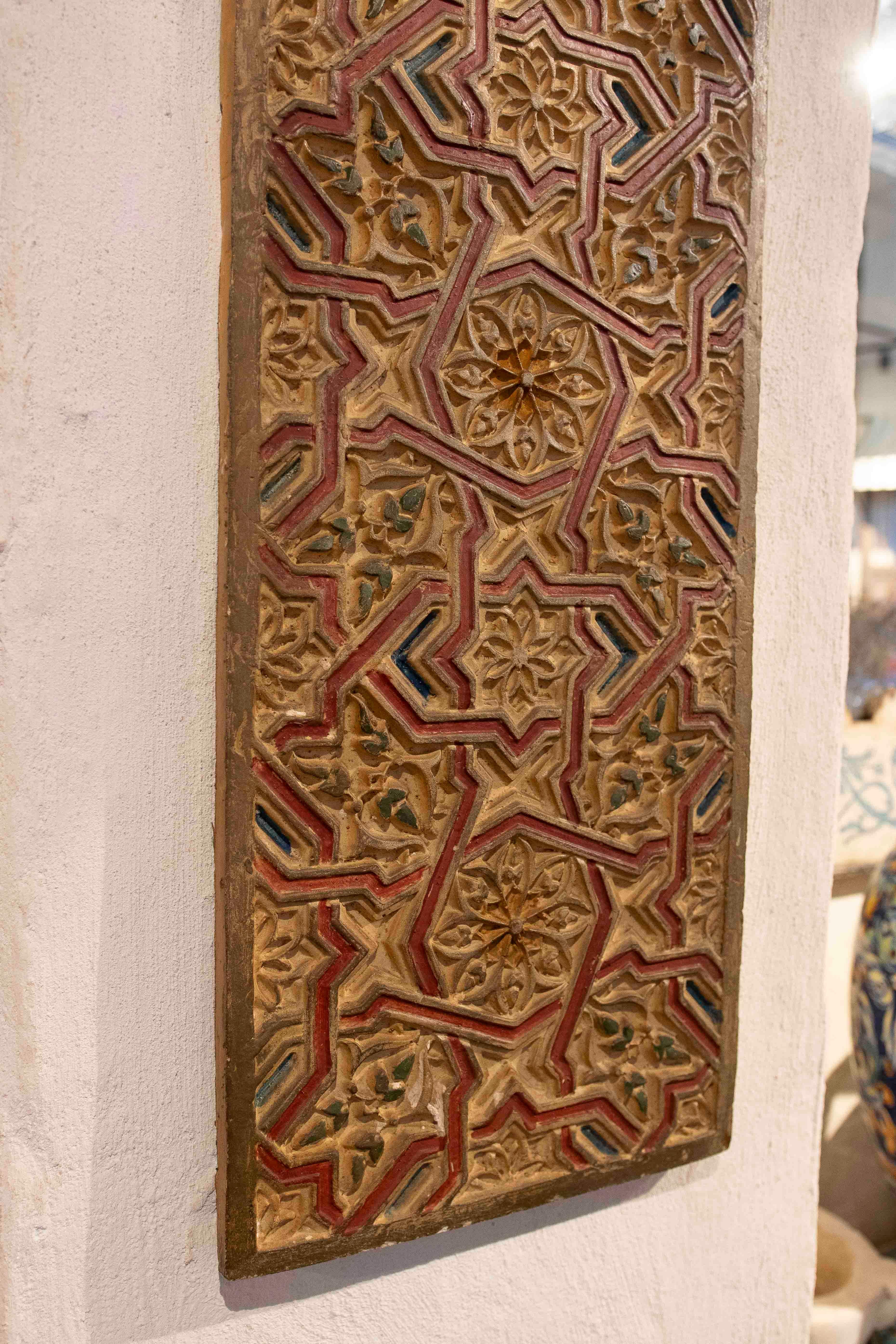 Panel decorativo de inspiración mudéjar de los años 30 en estuco policromado Tallado a mano en venta