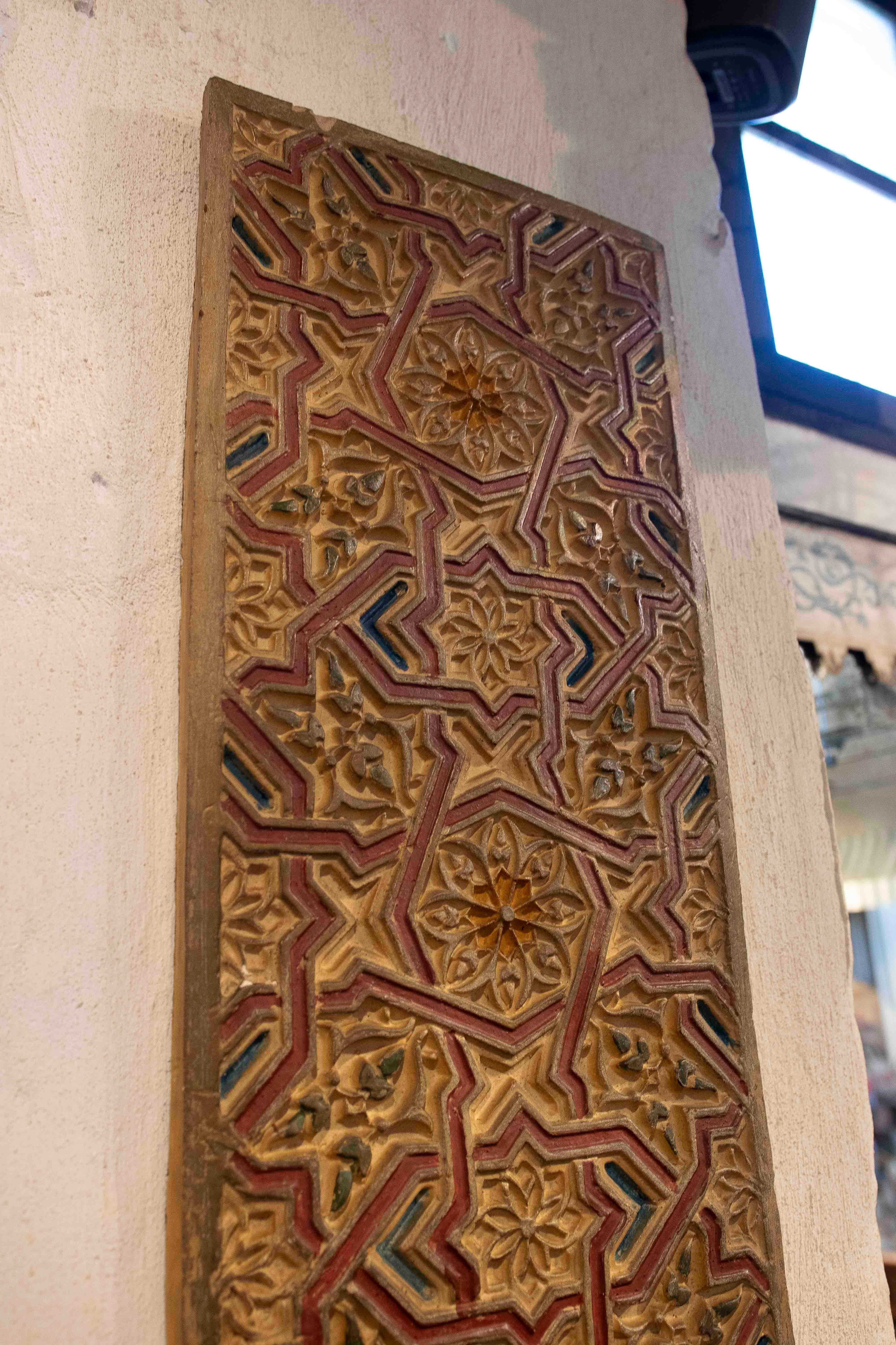 Panel decorativo de inspiración mudéjar de los años 30 en estuco policromado en Bueno estado para la venta en Marbella, ES