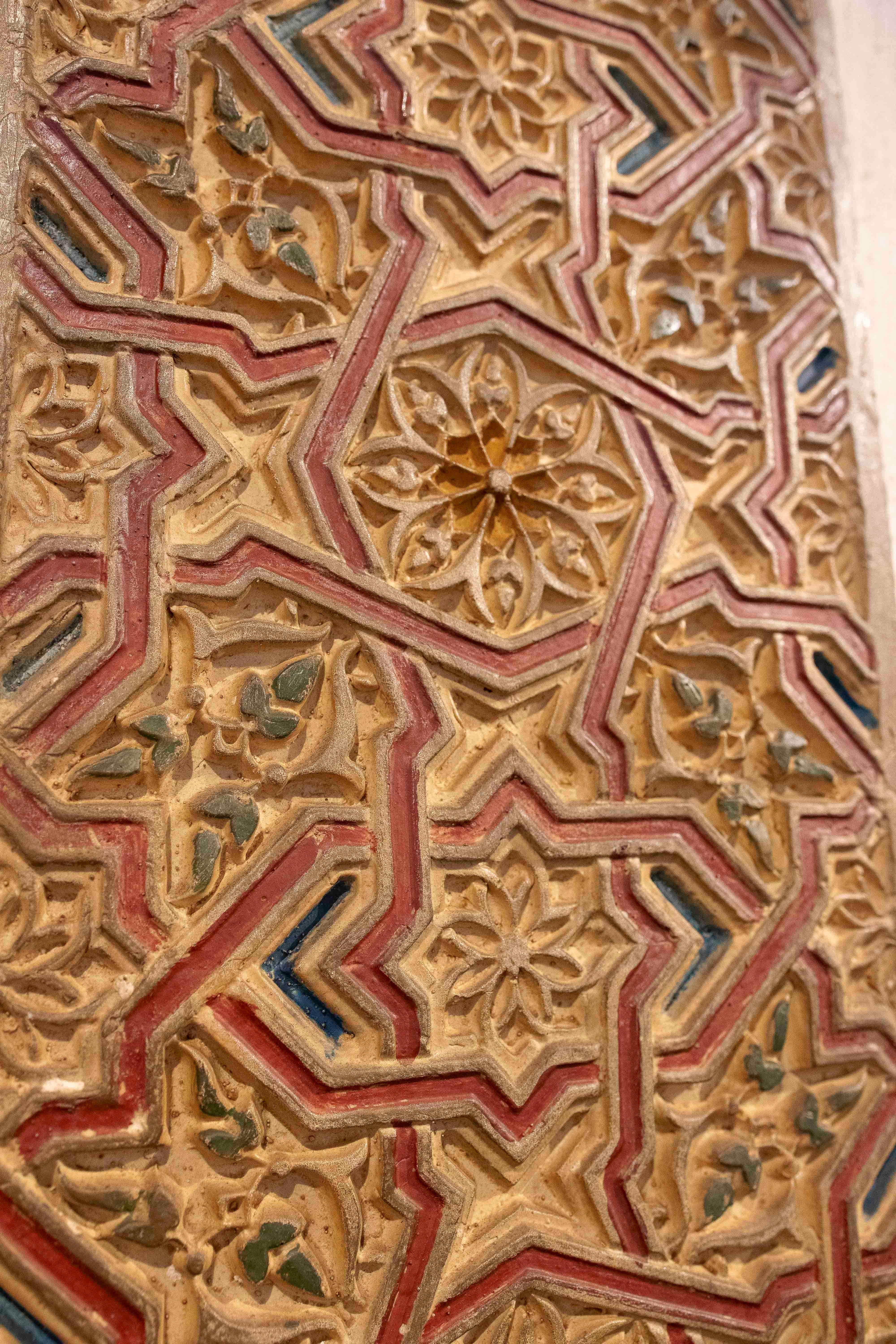 Panel decorativo de inspiración mudéjar de los años 30 en estuco policromado siglo XX en venta