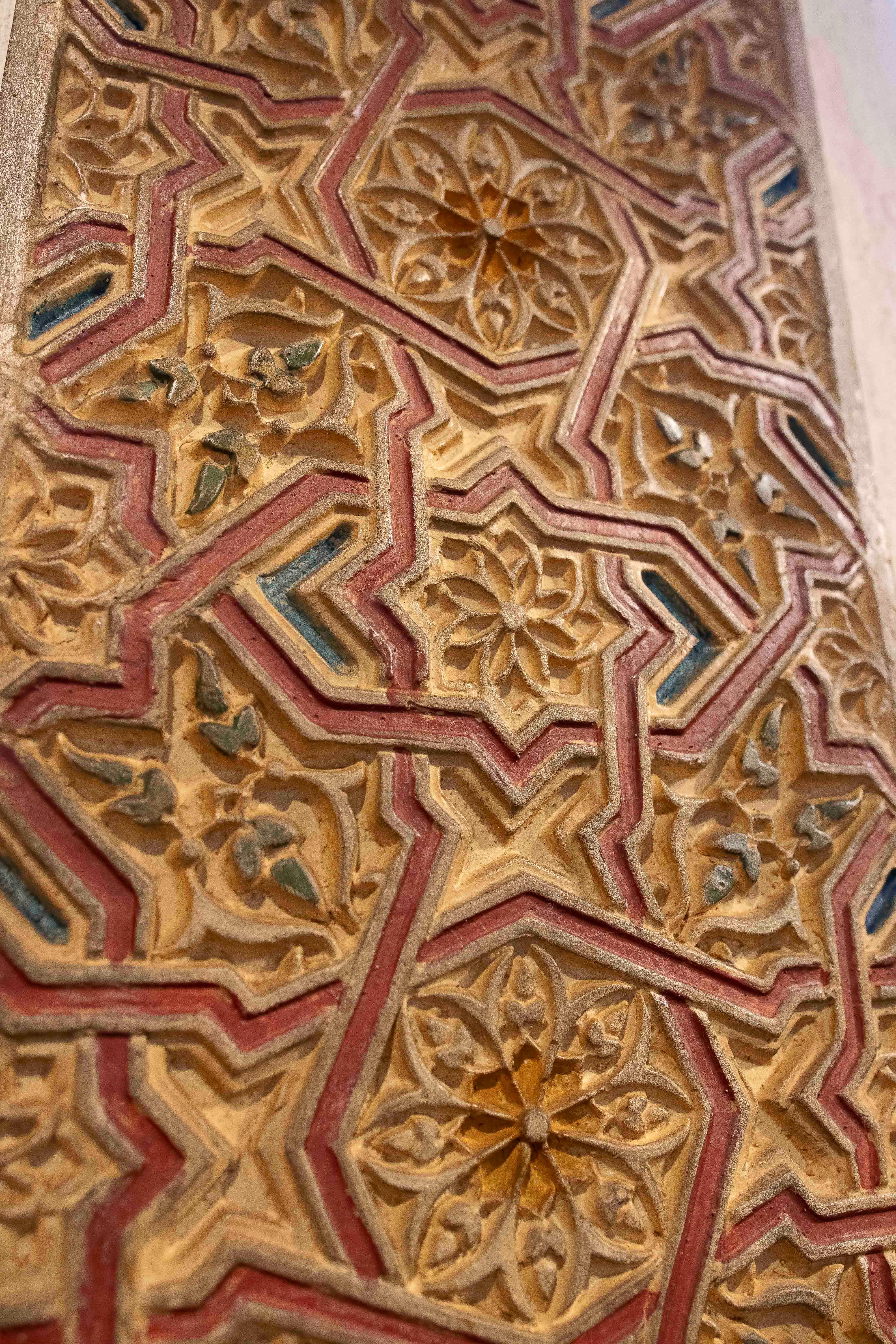 Panel decorativo de inspiración mudéjar de los años 30 en estuco policromado Estuco en venta