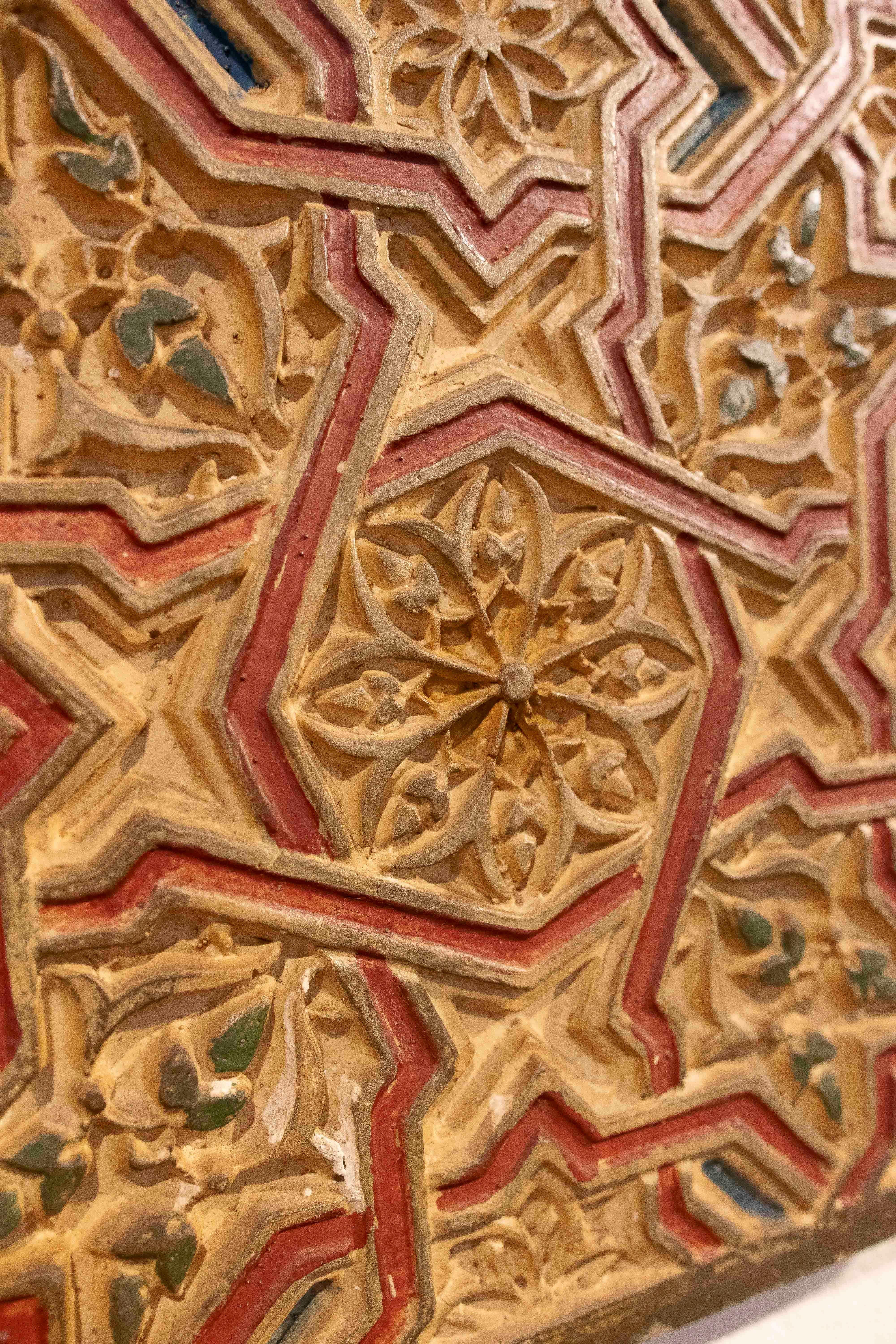 Panel decorativo de inspiración mudéjar de los años 30 en estuco policromado en venta 1