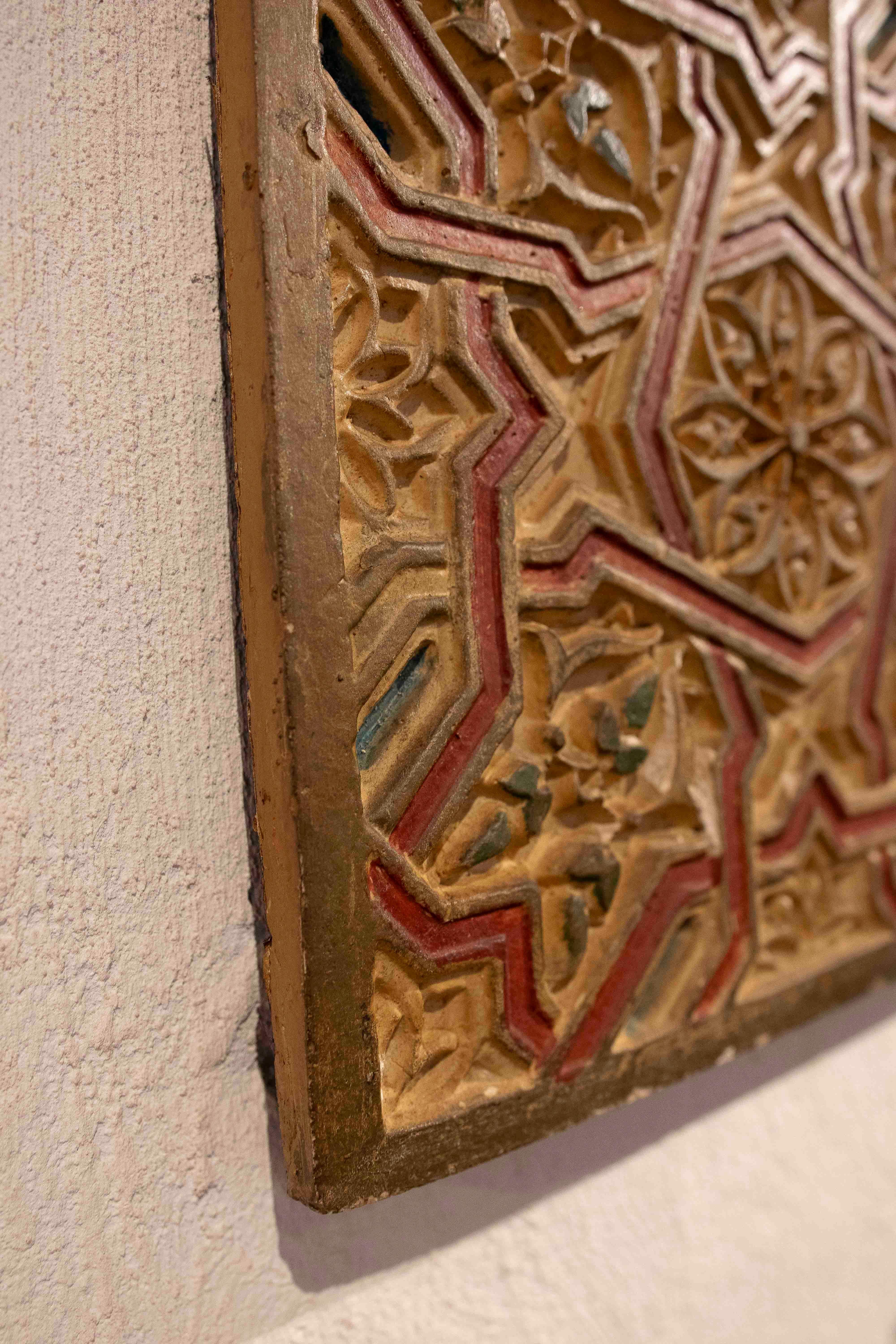 Panel decorativo de inspiración mudéjar de los años 30 en estuco policromado en venta 2