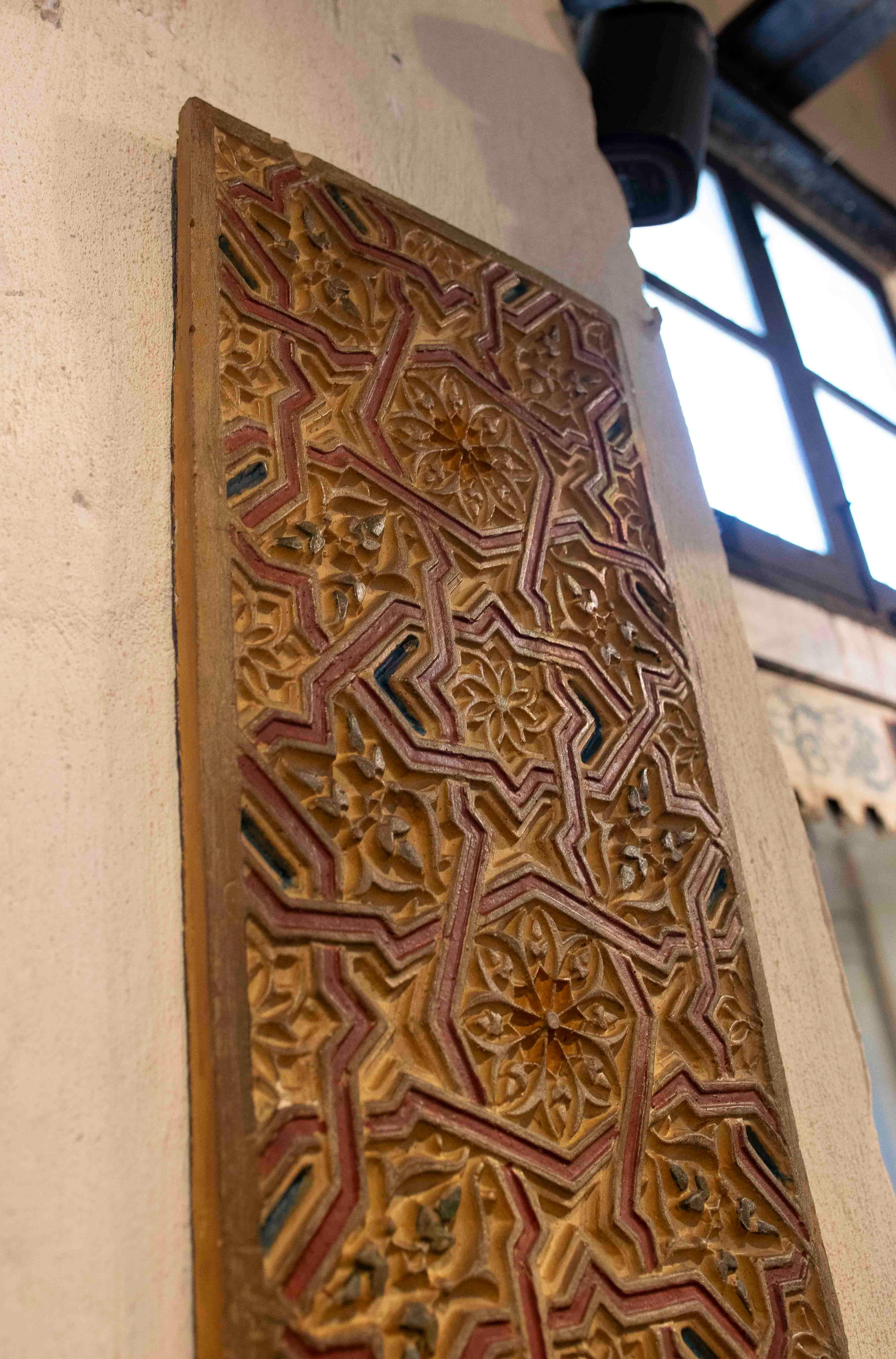 Panel decorativo de inspiración mudéjar de los años 30 en estuco policromado en venta 3