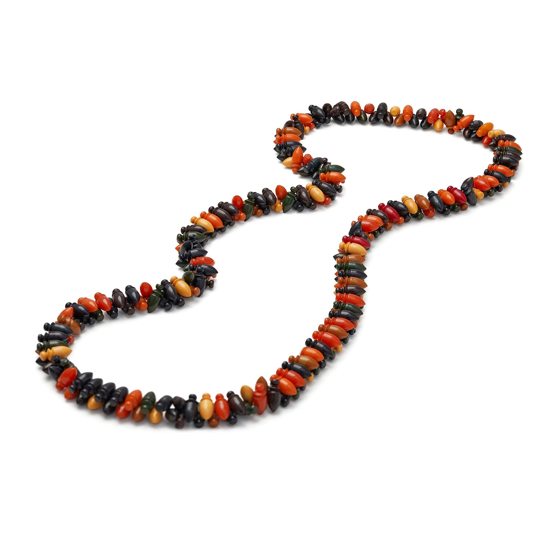 Beeindruckende Bakelit-Halskette aus den 1930er Jahren, bestehend aus bunten Perlen in verschiedenen Schattierungen von Dunkelgrün, Senf, Orange, Hellbraun, Rot, Braun und Schwarz - Farben, die lebensmittelbezogene Namen wie Maiscreme, Buttertoffee,