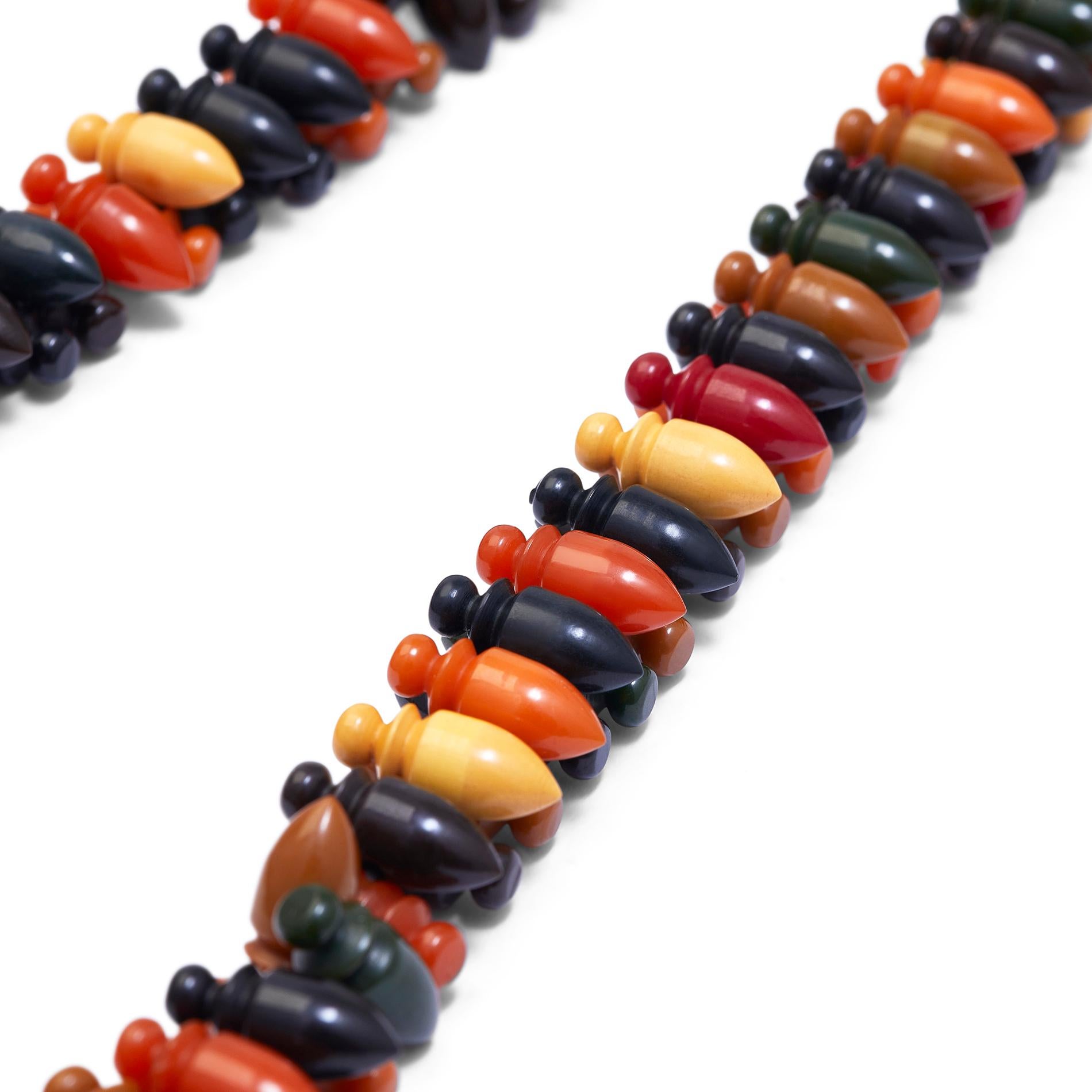 Mehrfarbige Neuheit Bakelit-Halskette aus den 1930er Jahren im Zustand „Hervorragend“ im Angebot in London, GB