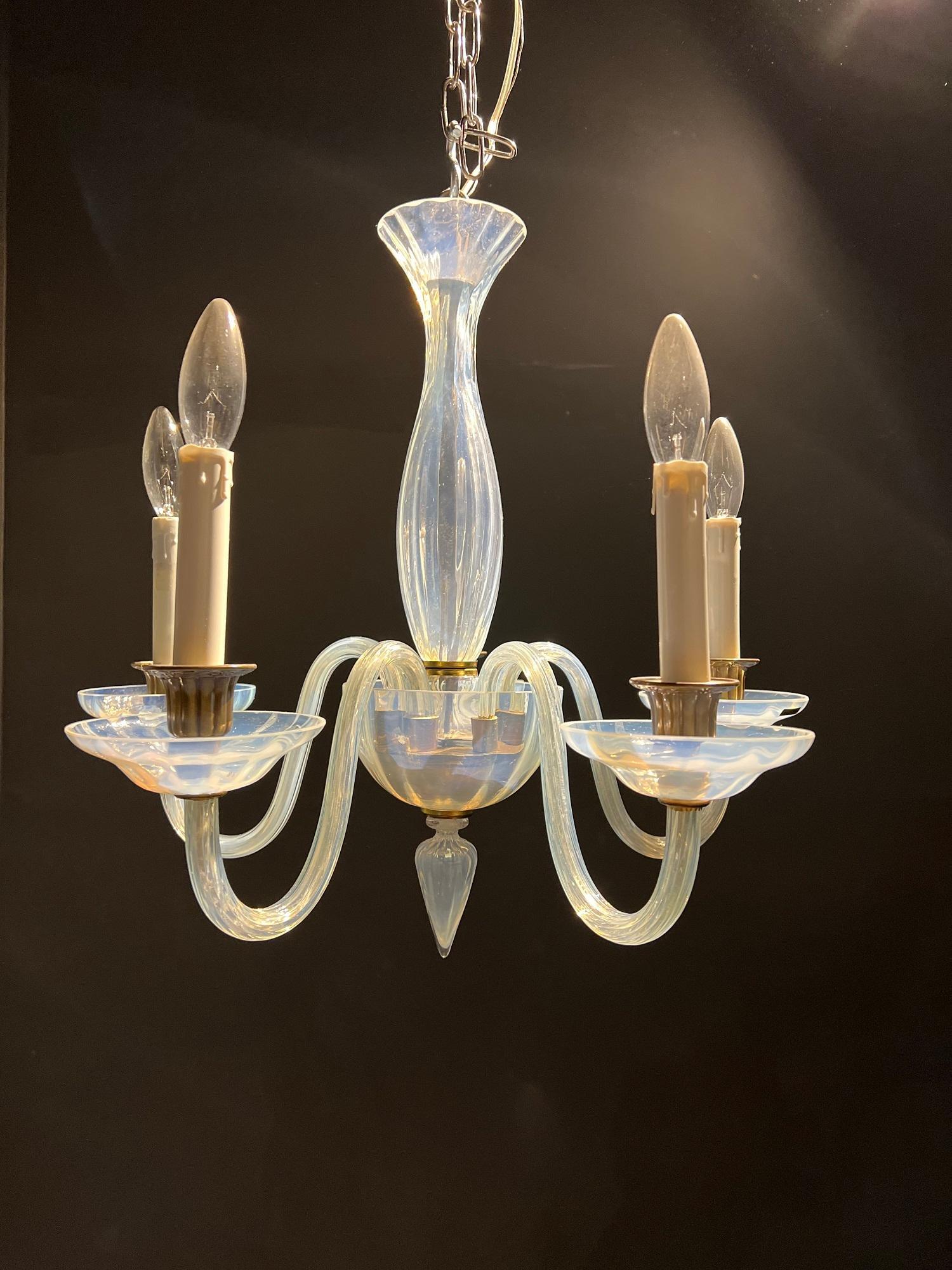 Italian 1930s Múrano Opalescent Glass Chandelier For Sale