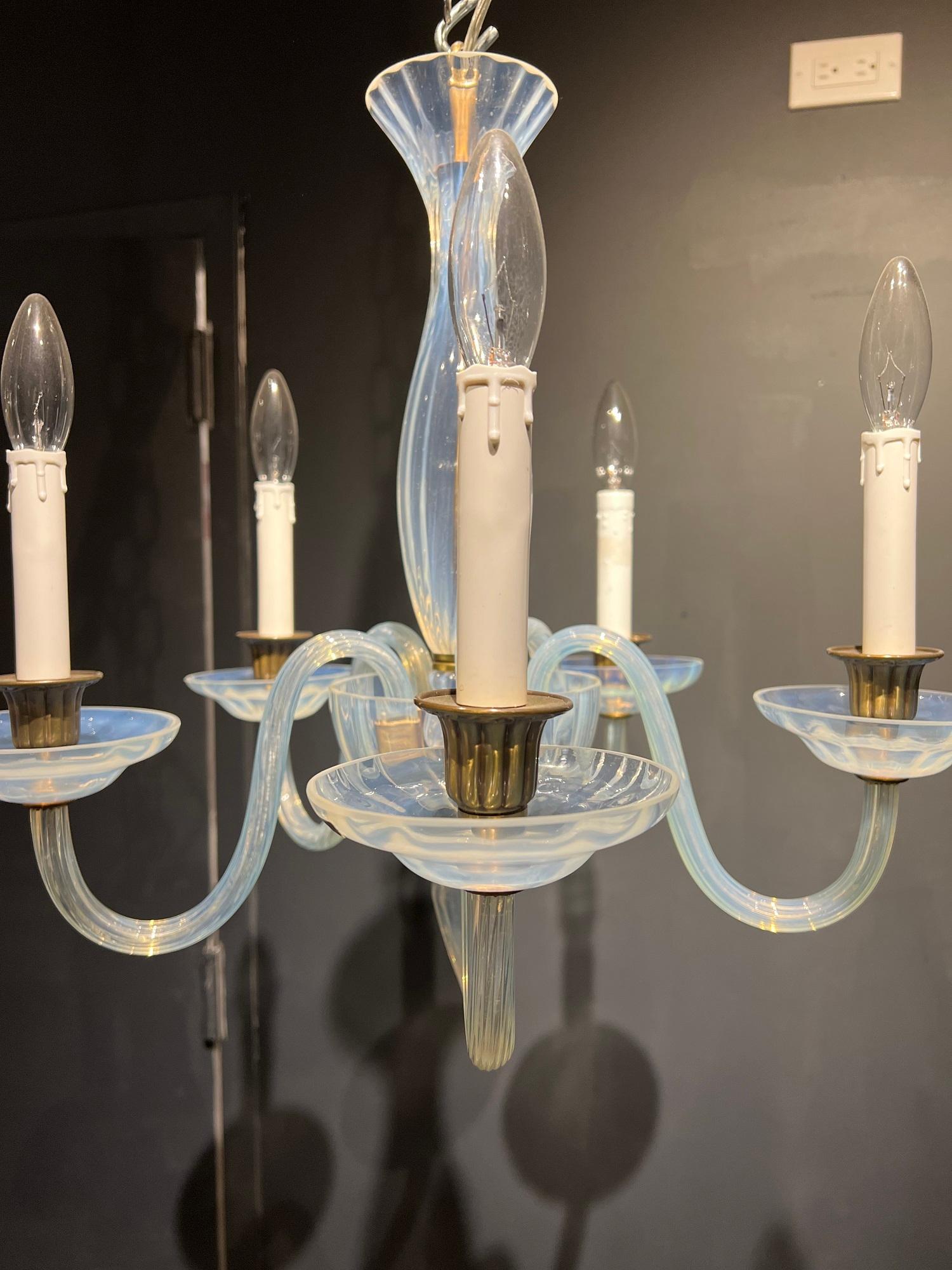1930s Múrano Opalescent Glass Chandelier In Good Condition For Sale In New York, NY