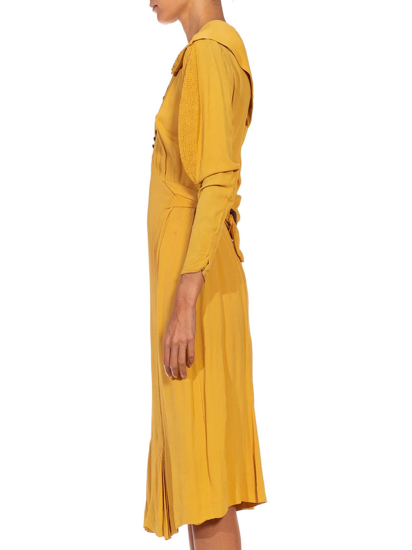 Presenta alcuni segni di usura, pulito e restaurato e pronto per essere indossato. Abito a mantellina in crepe di rayon giallo senape 1930S con maniche a zampa di montone 