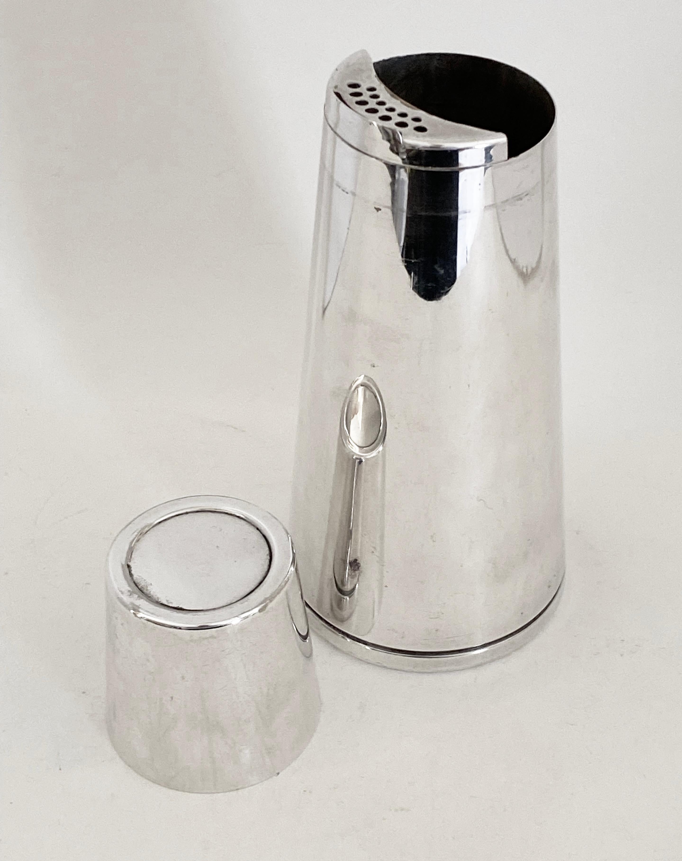 Voici un shaker à cocktail moderniste en métal argenté, difficile à trouver, conçu par Emil Shakers au milieu des années 1930 et fabriqué par Napier Company of Meriden, Connecticut. Le Shakers en forme de cône est composé de deux parties : la partie