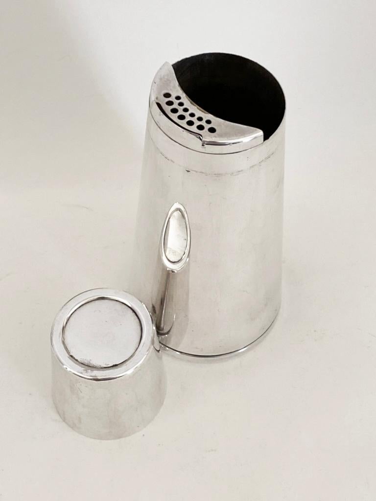 Shaker à cocktail en métal argenté Napier des années 1930, Design/One par Emil Schuelke Bon état - En vente à Minneapolis, MN
