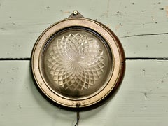 Wandleuchte im maritimen Stil der 1930er Jahre aus Messing. Die Leuchte ist aus Teakholz und Messing gefertigt.