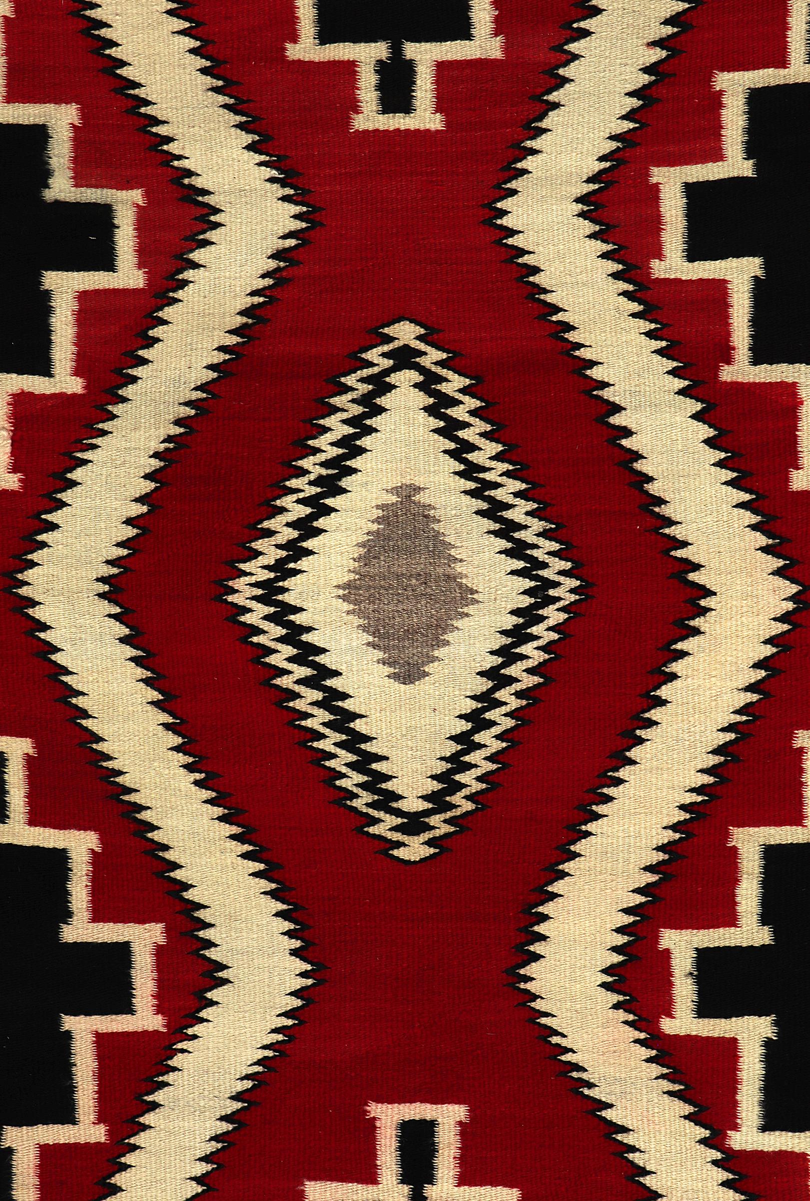 Alfombra Navajo de los años 30 de Ganado Trading Post, lana en marrón, negro, rojo y marfil nativo estadounidense en venta