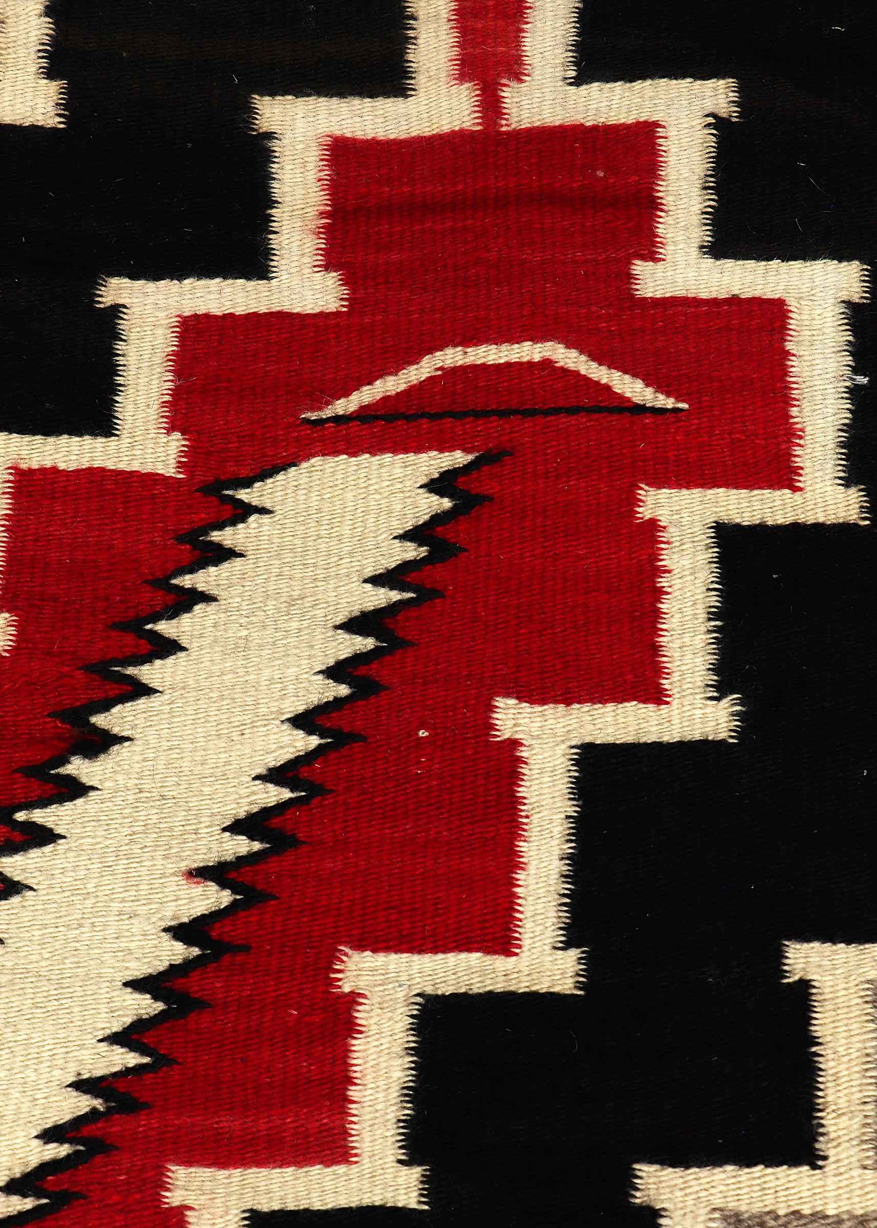 Alfombra Navajo de los años 30 de Ganado Trading Post, lana en marrón, negro, rojo y marfil Tejido en venta