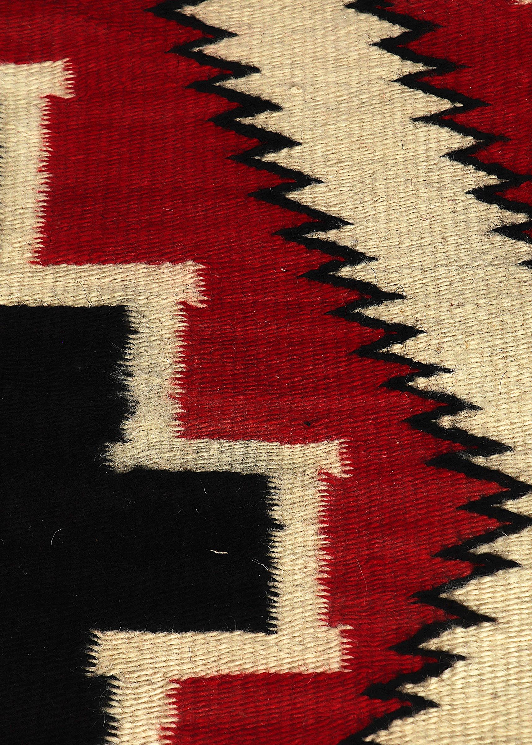 Alfombra Navajo de los años 30 de Ganado Trading Post, lana en marrón, negro, rojo y marfil en Bueno estado para la venta en Denver, CO