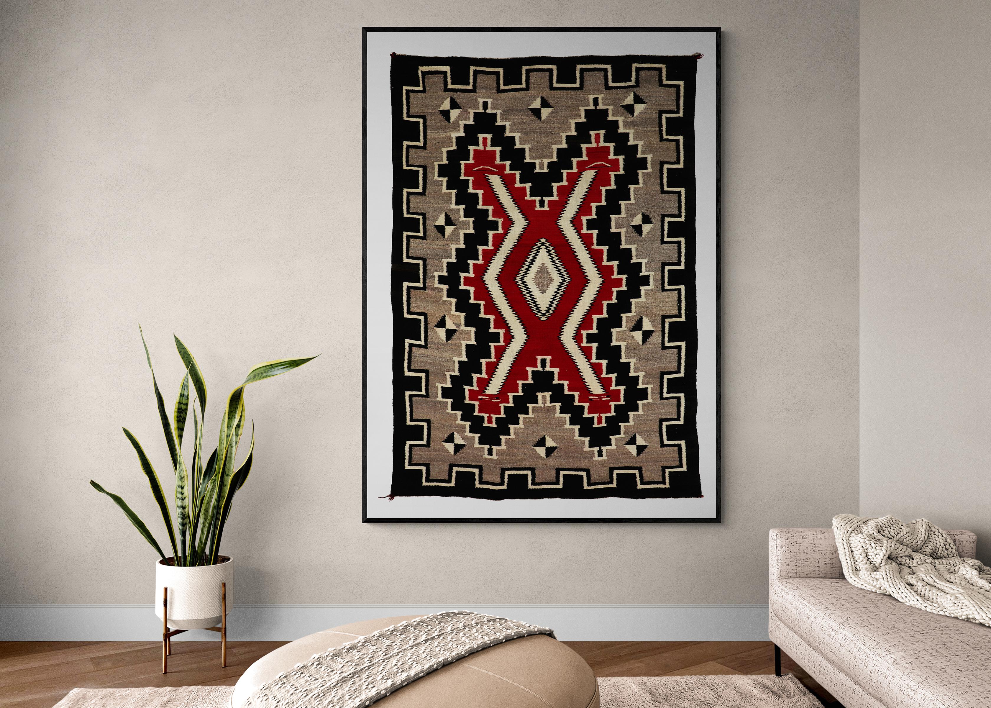 Alfombra Navajo de los años 30 de Ganado Trading Post, lana en marrón, negro, rojo y marfil mediados del siglo XX en venta