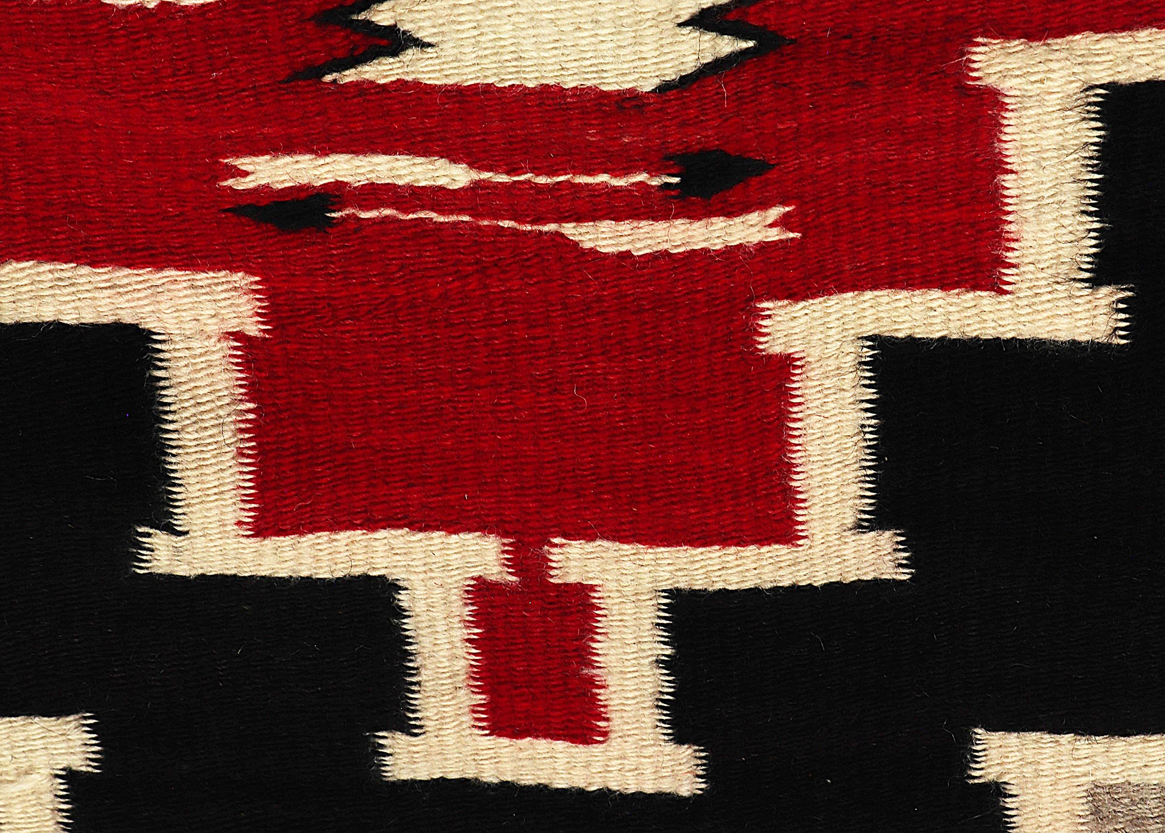 Alfombra Navajo de los años 30 de Ganado Trading Post, lana en marrón, negro, rojo y marfil en venta 1
