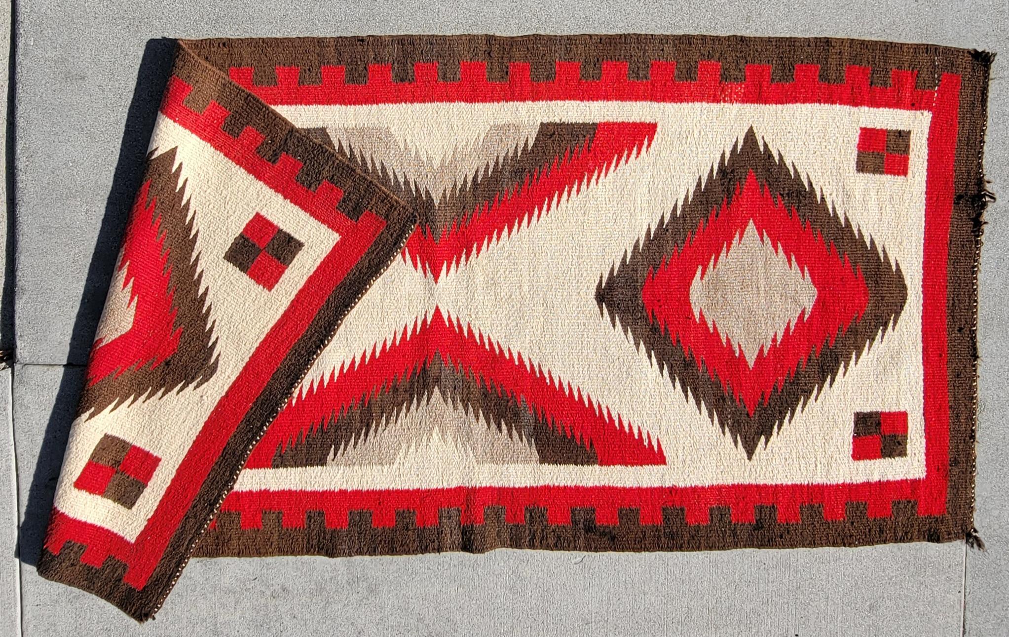 1930's  Navajo Indian Weaving Eye Dazzler Läufer Teppich (Adirondack) im Angebot