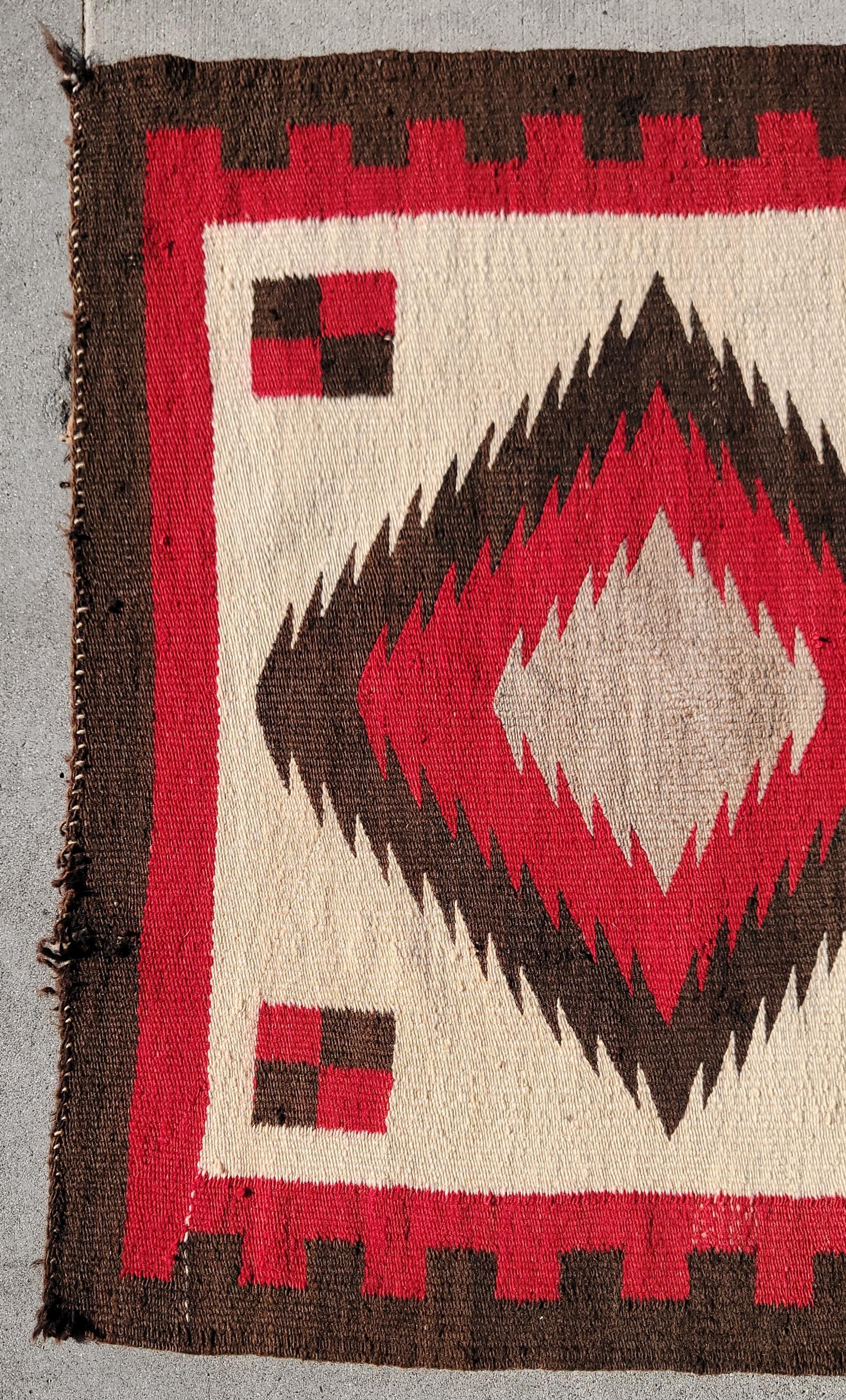 1930's  Navajo Indian Weaving Eye Dazzler Läufer Teppich (amerikanisch) im Angebot