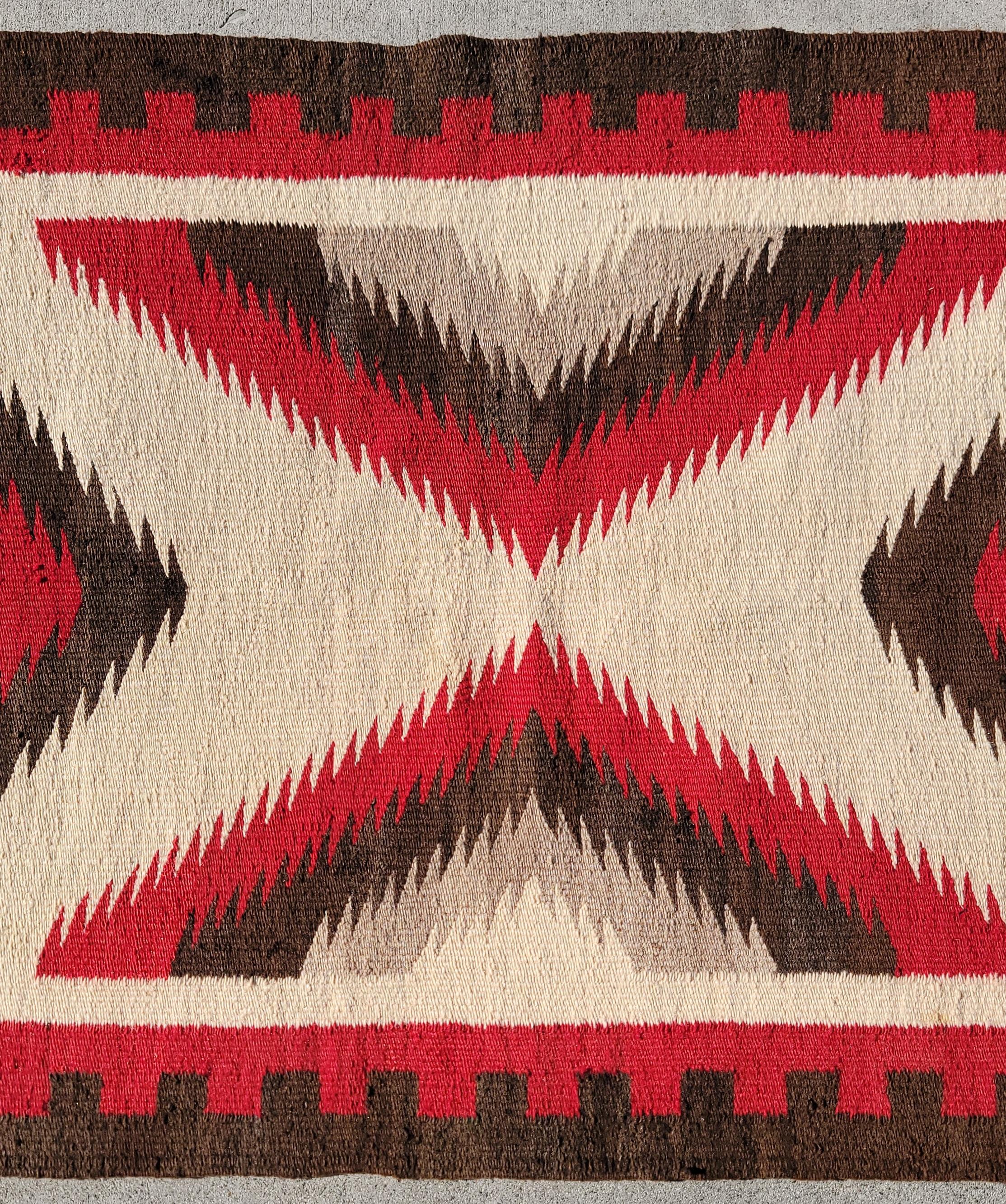 1930's  Navajo Indian Weaving Eye Dazzler Läufer Teppich (Handgewebt) im Angebot
