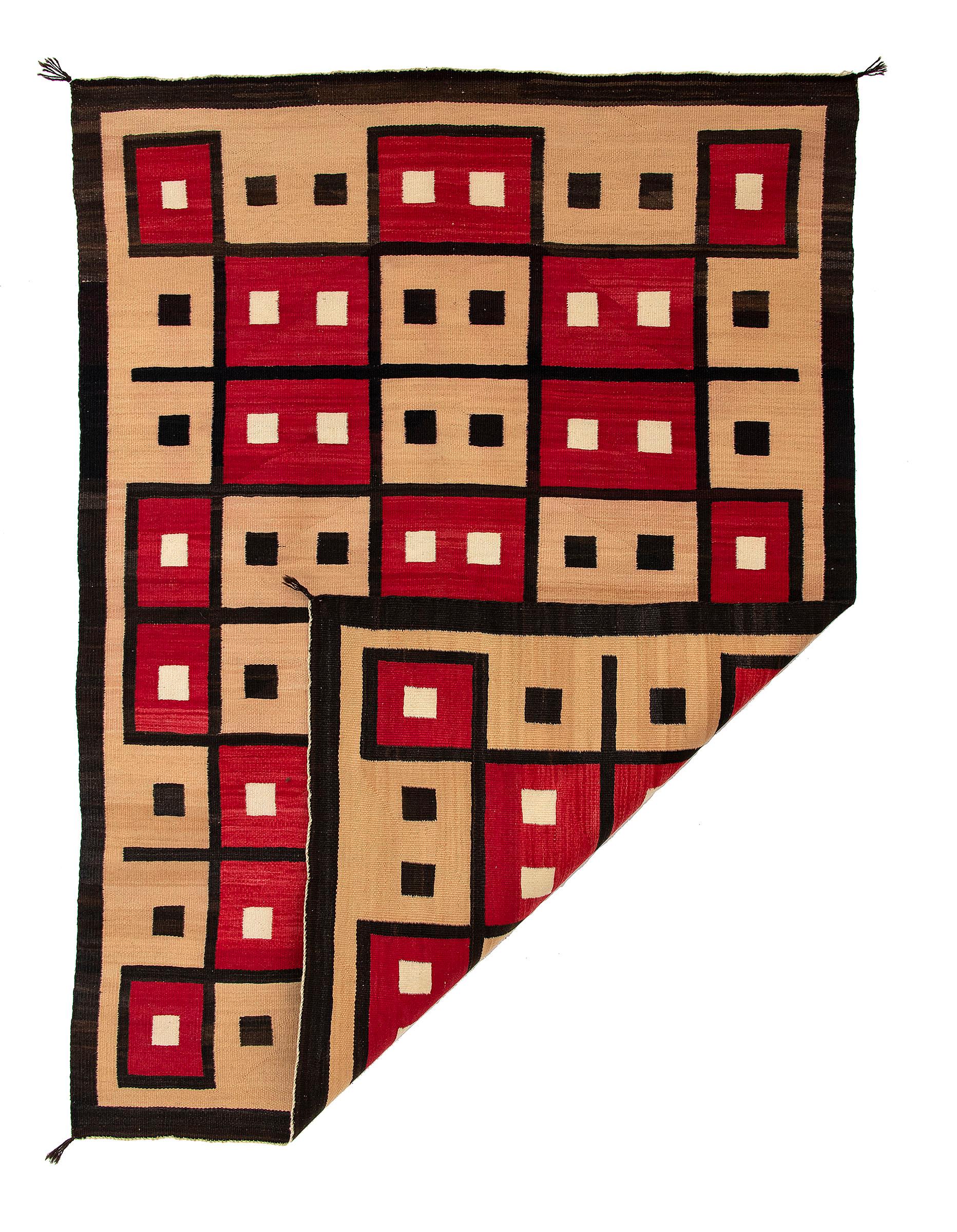 Dieser exquisite Navajo-Teppich aus der Trading Post-Ära (ca. 1930) zeigt das Können und die Kunstfertigkeit eines indianischen Webers. Dieser handgewebte Teppich aus einheimischer, handgesponnener Wolle in den natürlichen Vliesfarben Elfenbein,