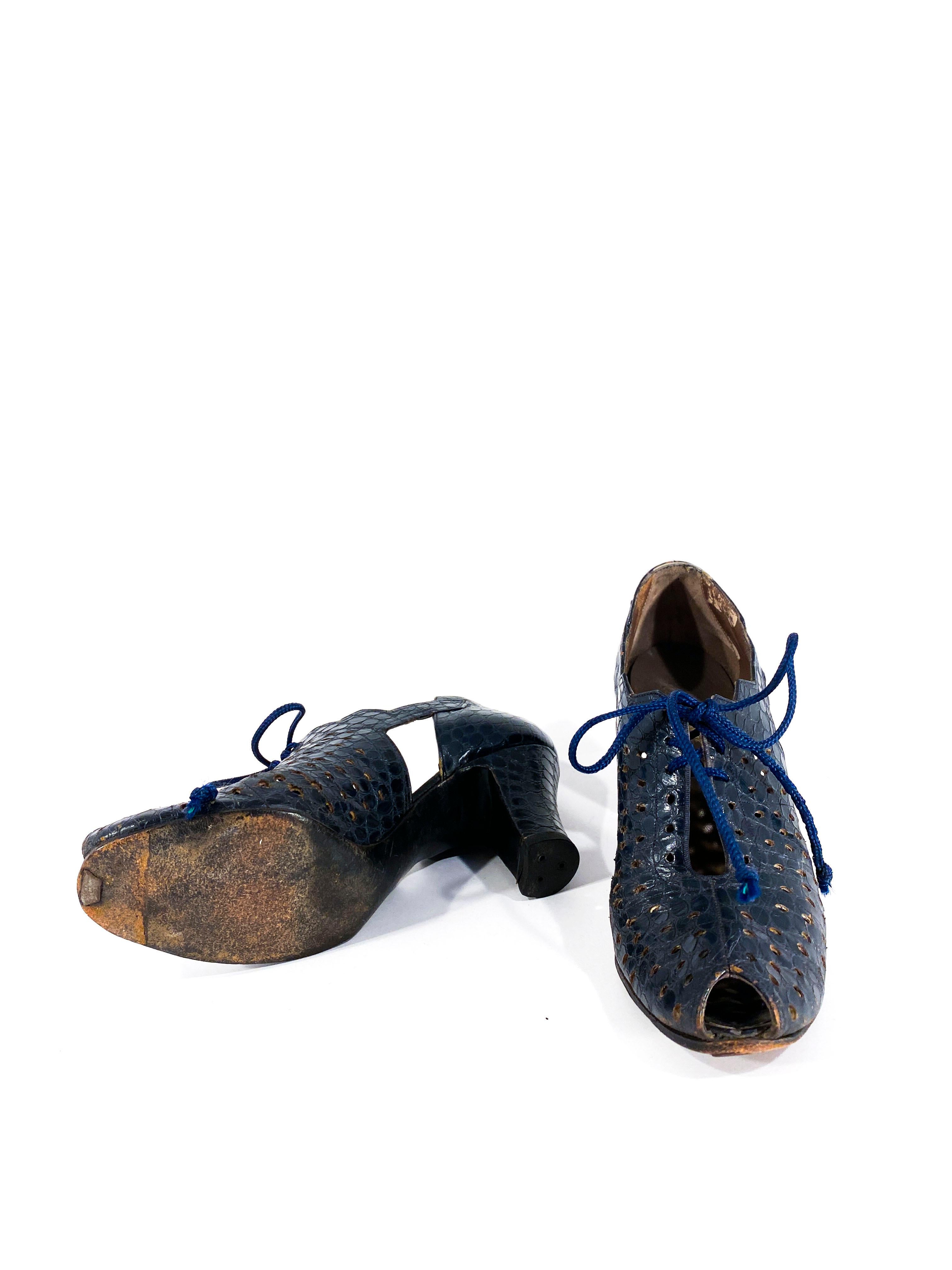  Chaussures à talons à découpes en alligator bleu marine des années 1930 Unisexe 