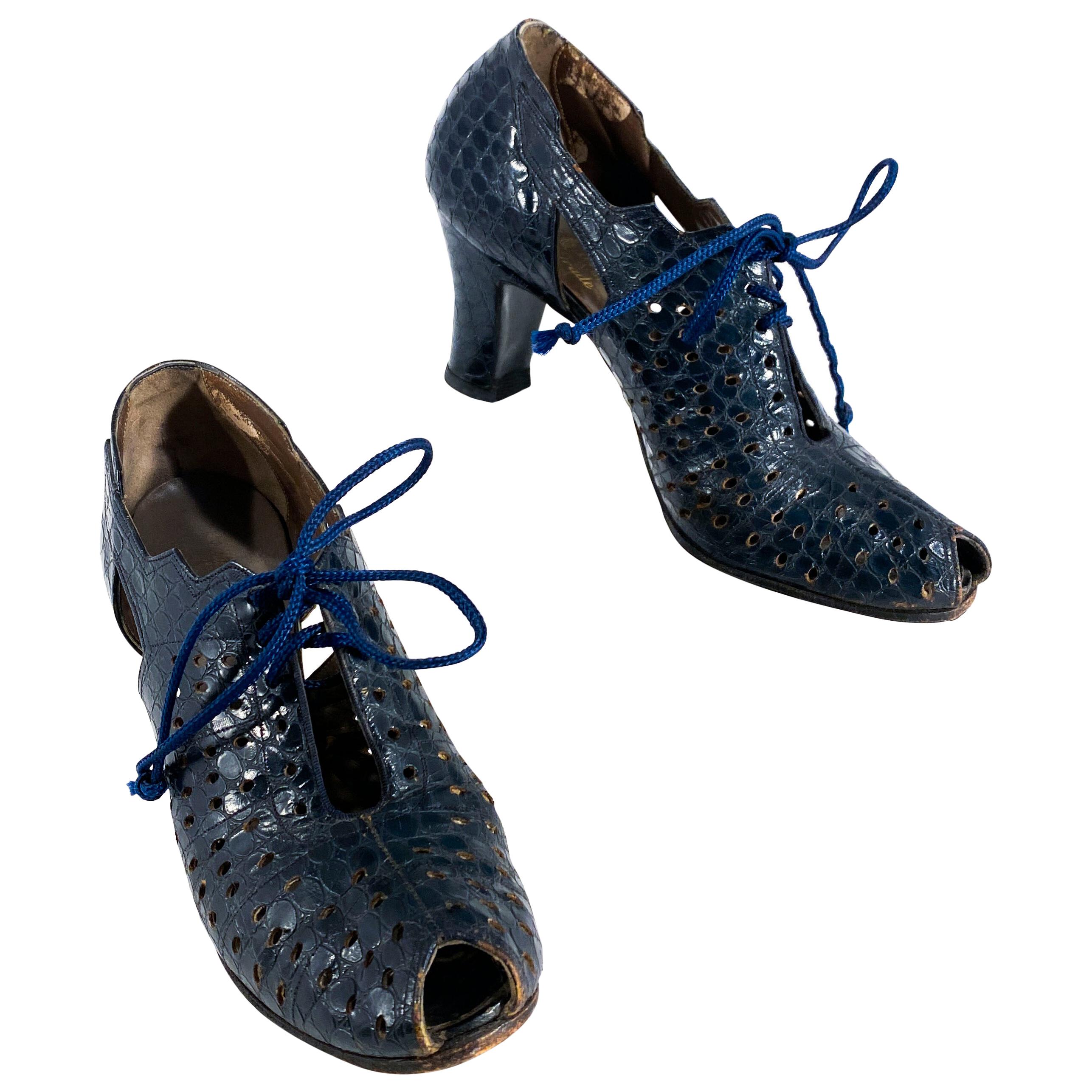 Chaussures à talons à découpes en alligator bleu marine des années 1930
