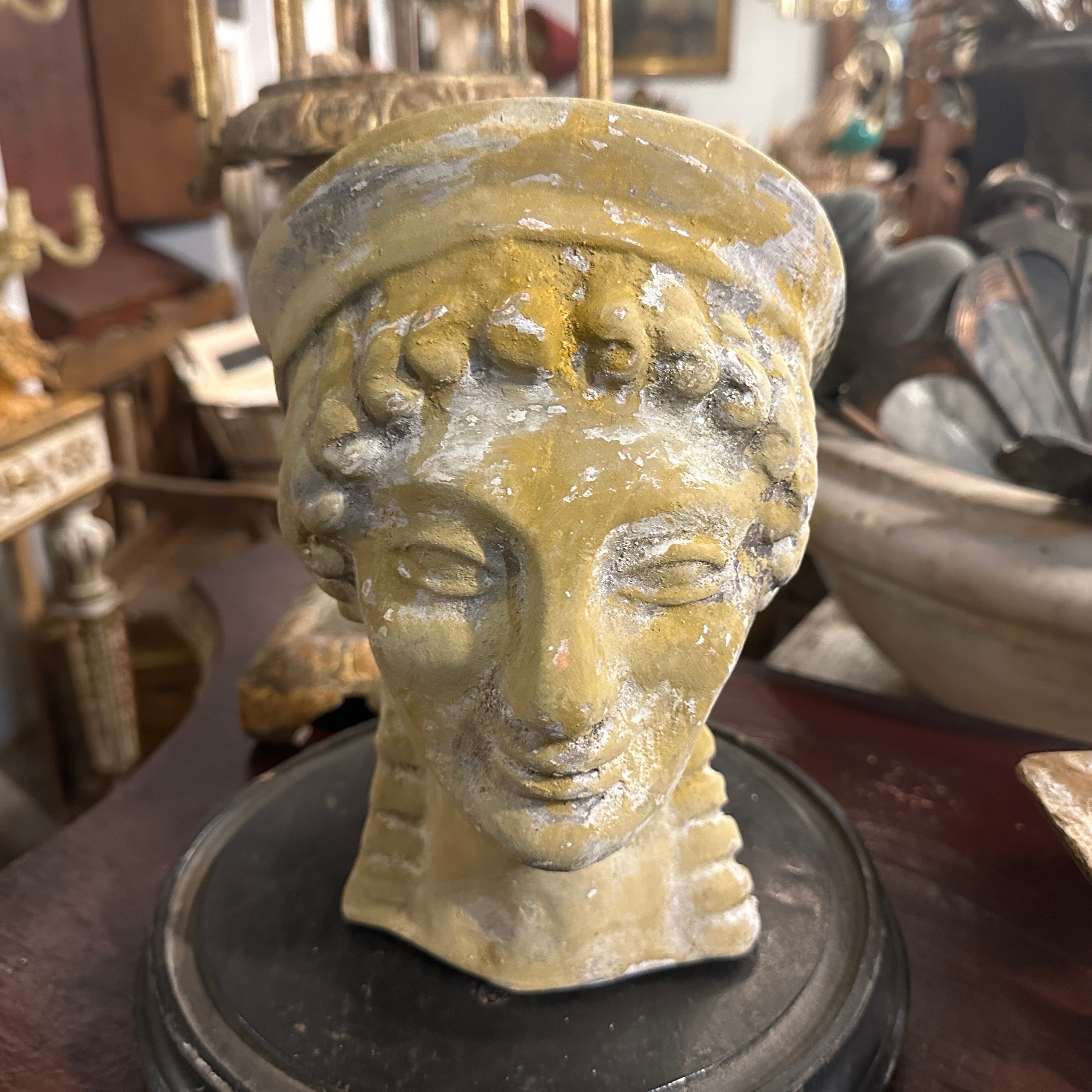 Questo Busto di Apollo in terracotta siciliana degli anni '30 del Novecento è un pezzo accattivante che racchiude abilità artistica, significato culturale e fascino storico. La sua presenza a grandezza naturale, il soggetto classico e l'origine