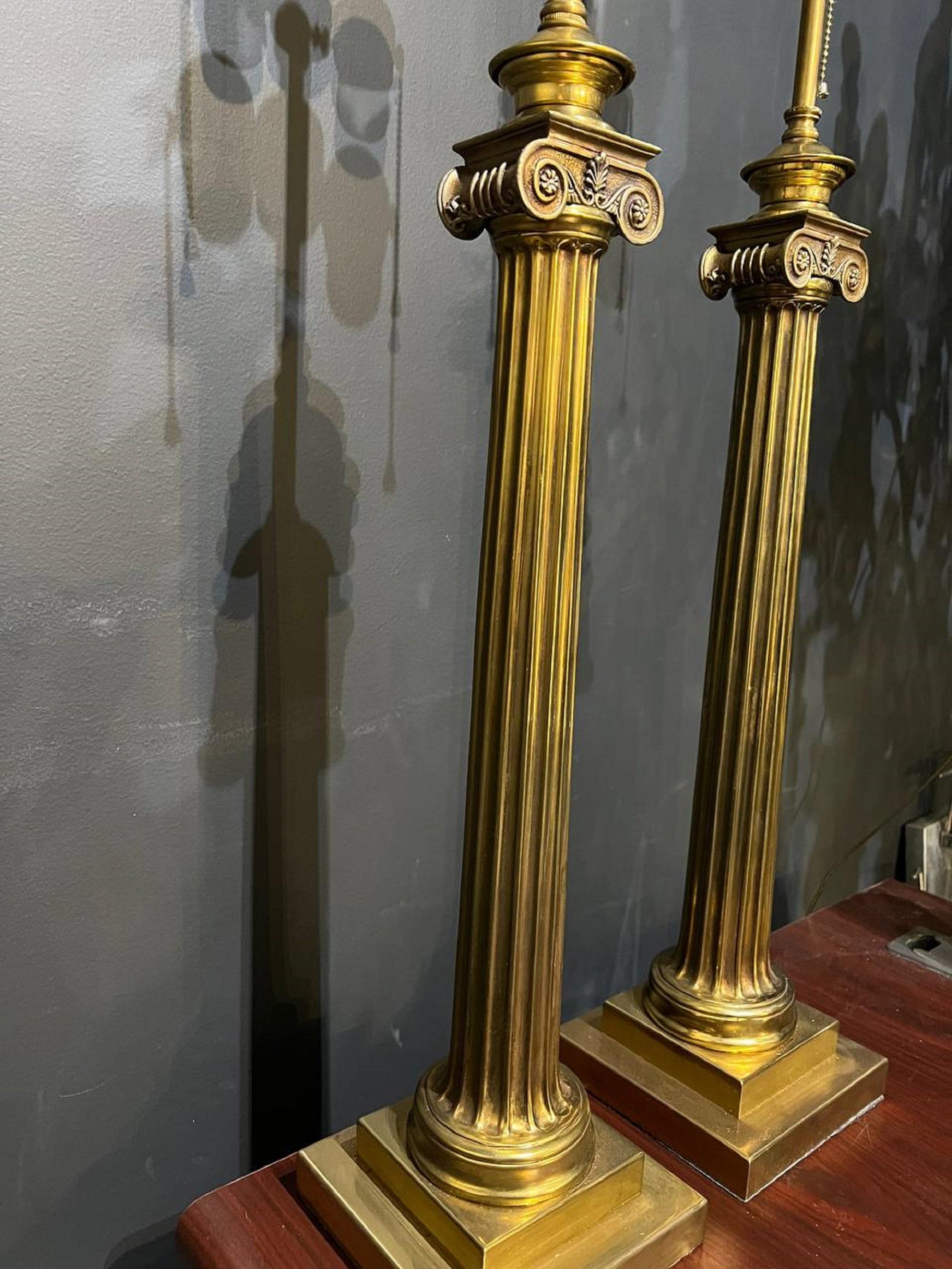 Neoklassische Säulen-Tischlampen aus den 1930er Jahren (Vergoldet) im Angebot