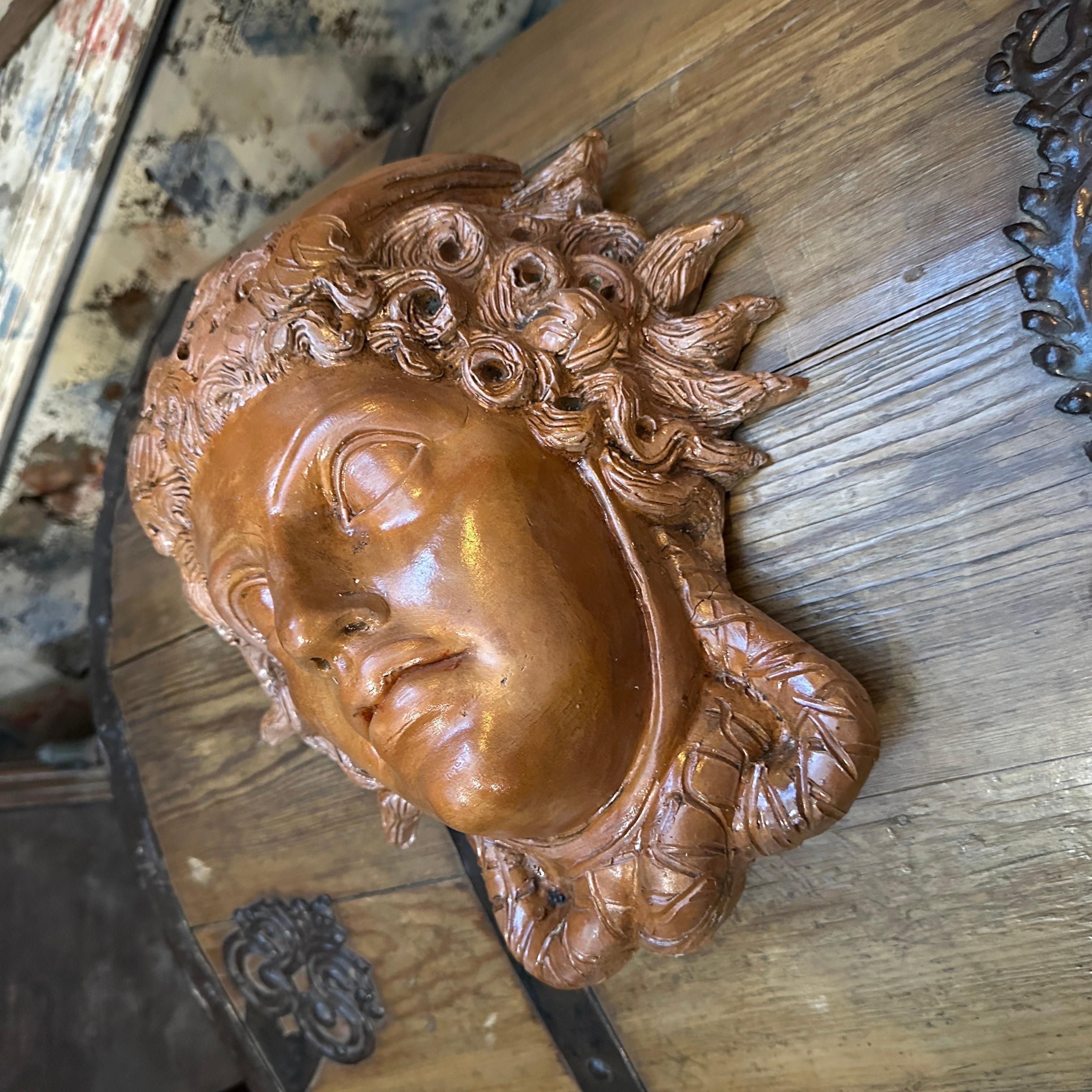Neoclassico Testa di Medusa siciliana in terracotta in stile neoclassico del 1930