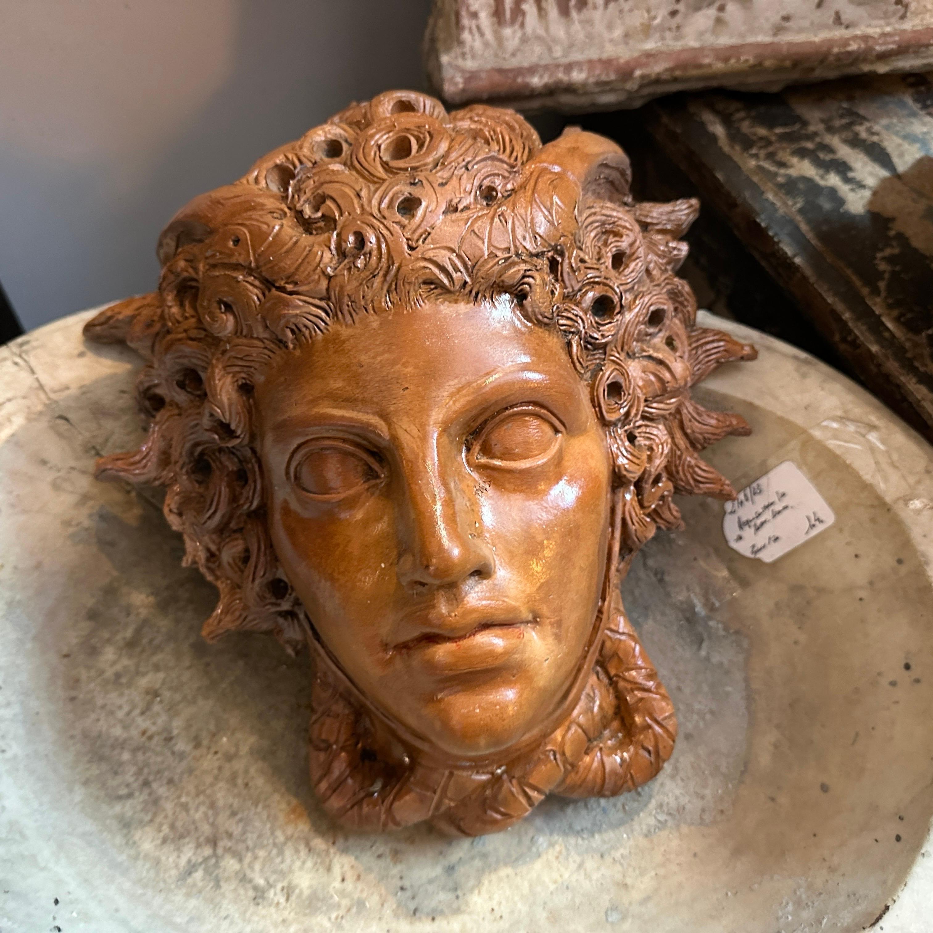 XX secolo Testa di Medusa siciliana in terracotta in stile neoclassico del 1930