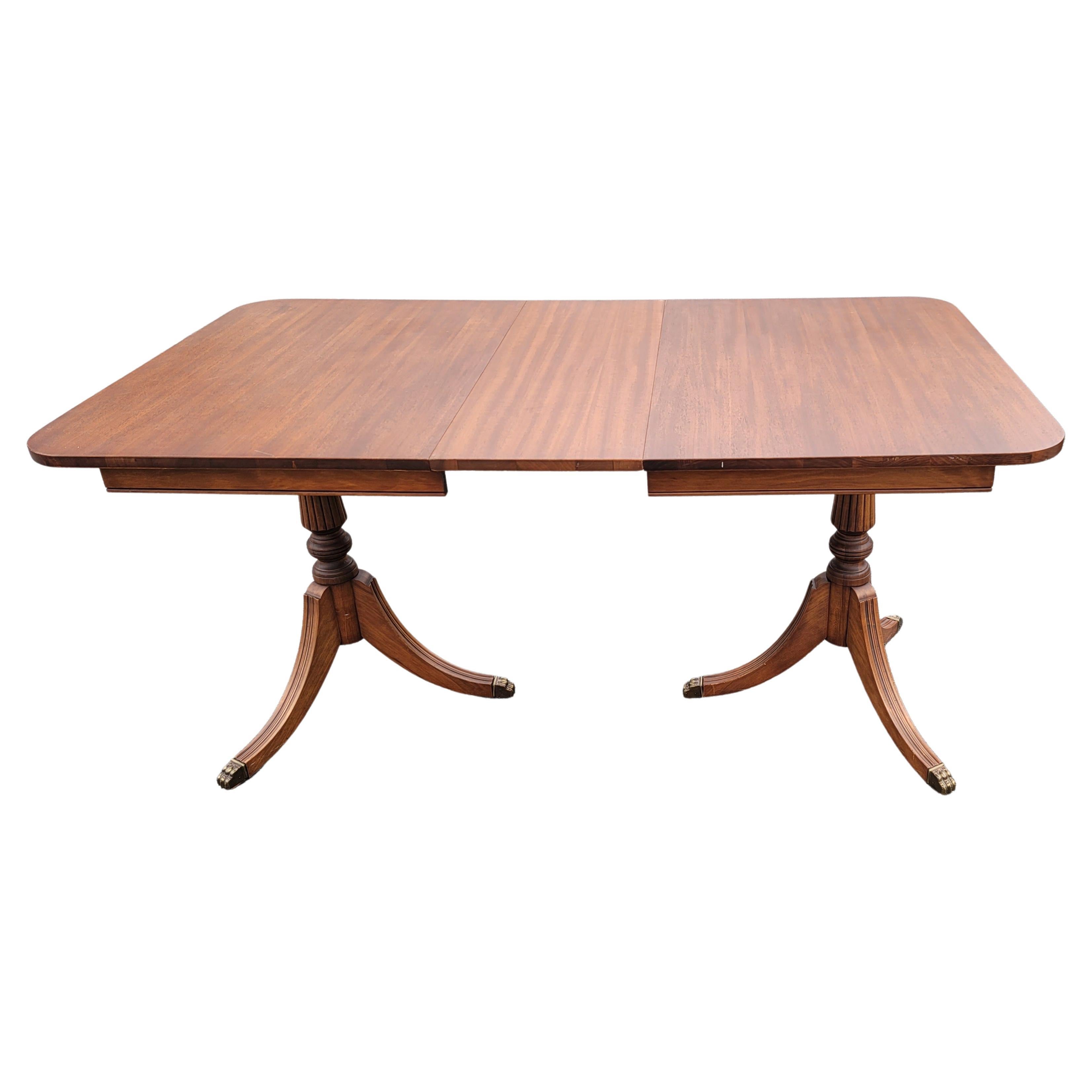 Table de salle  manger  rallonge en acajou  double pidestal des annes 1930, rcemment restaure. en vente