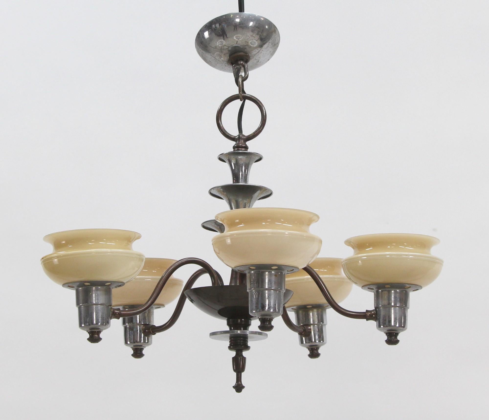 Fünflampiger Art Deco-Kronleuchter aus den 1930er Jahren mit originalen Vanille-Schirmen. Details aus Messing schmücken einen Rahmen aus poliertem Nickel. Gereinigt und verkabelt. Bitte beachten Sie, dieser Artikel befindet sich in unserem Standort