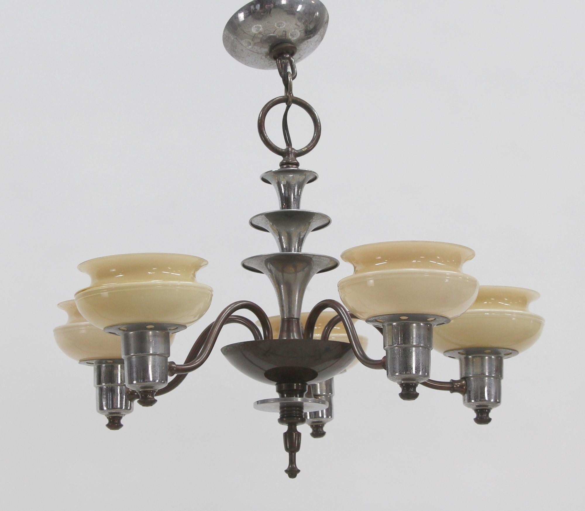 Nickel Art Deco-Kronleuchter, 5 Lichter, Sternschirme, Messingdetails (amerikanisch) im Angebot