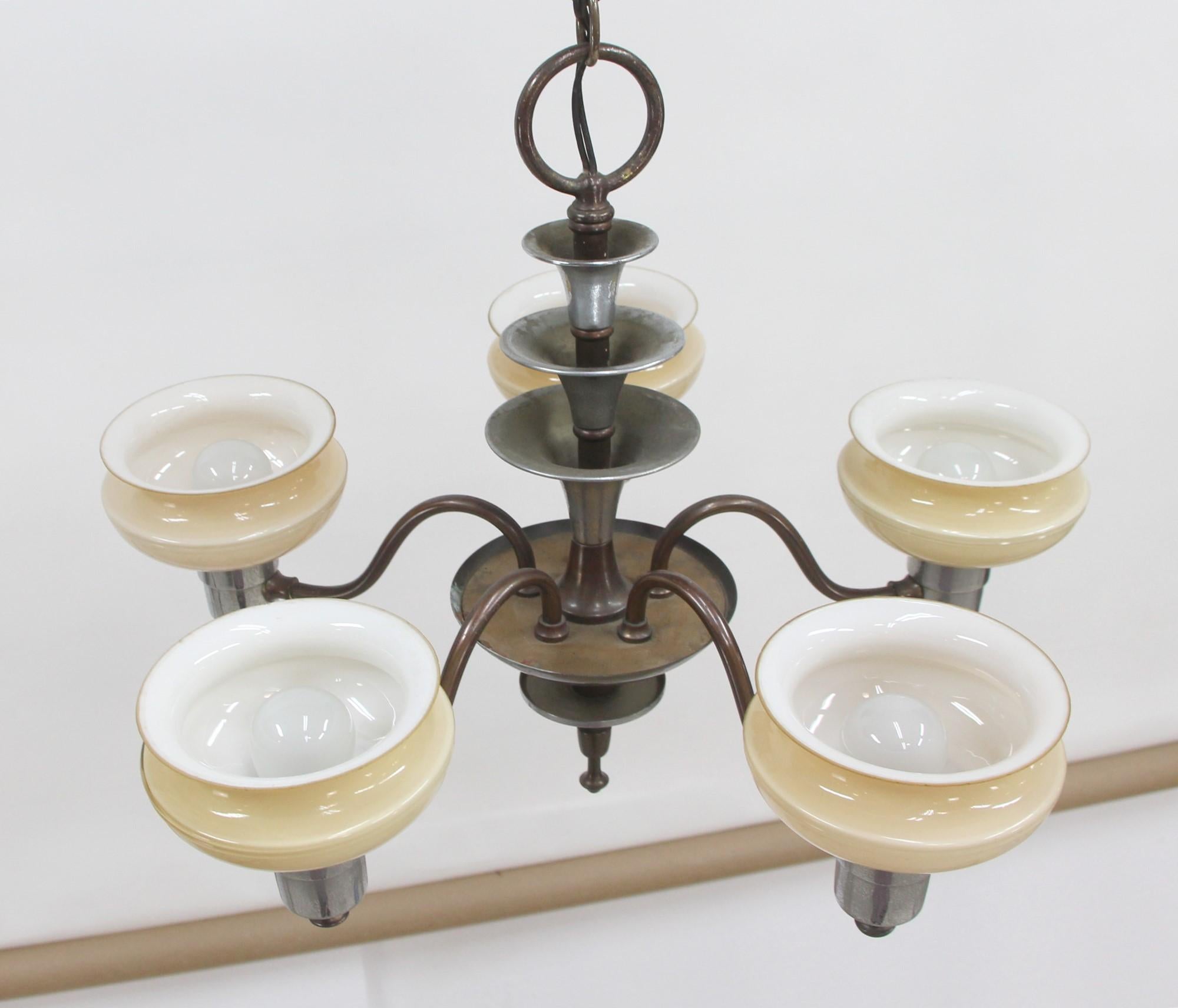 Nickel Art Deco-Kronleuchter, 5 Lichter, Sternschirme, Messingdetails im Zustand „Gut“ im Angebot in New York, NY